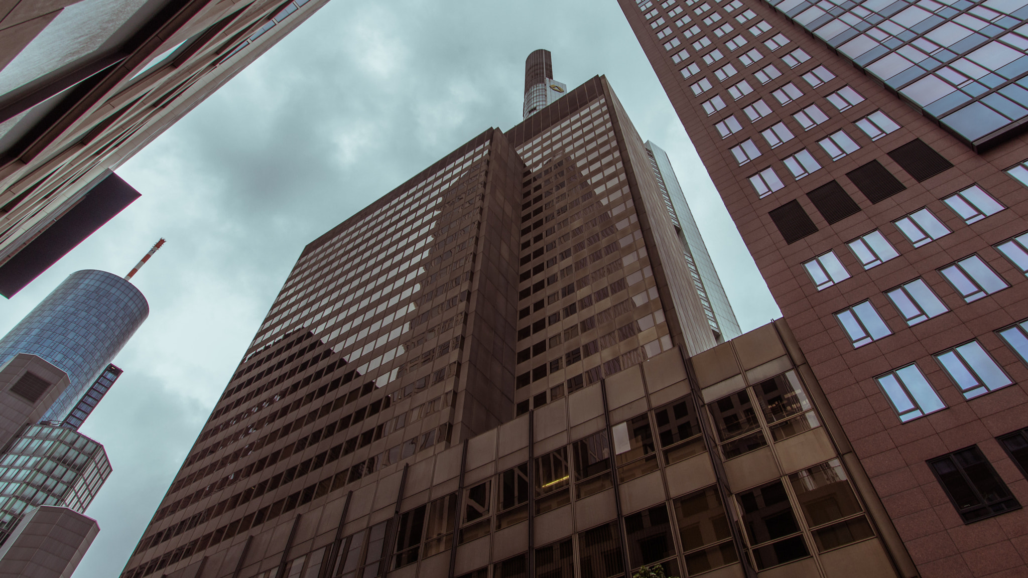 Sigma 10-20mm F3.5 EX DC HSM sample photo. Frankfurt - wolkenkratzer photography