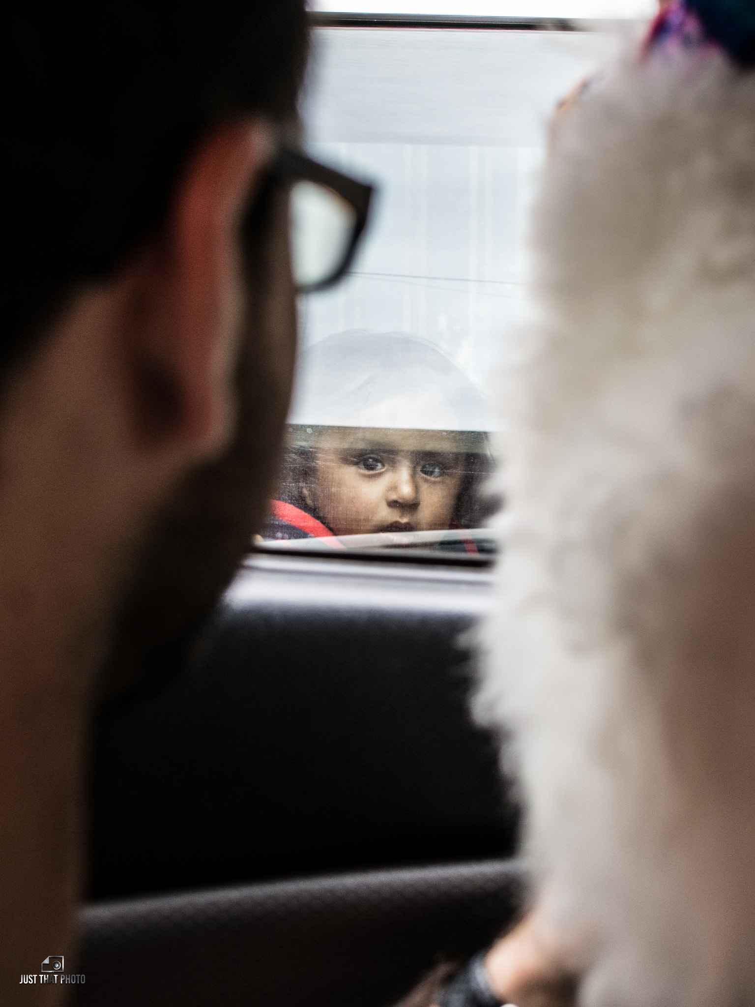 Olympus OM-D E-M5 + LUMIX G 25/F1.7 sample photo. The gaze photography