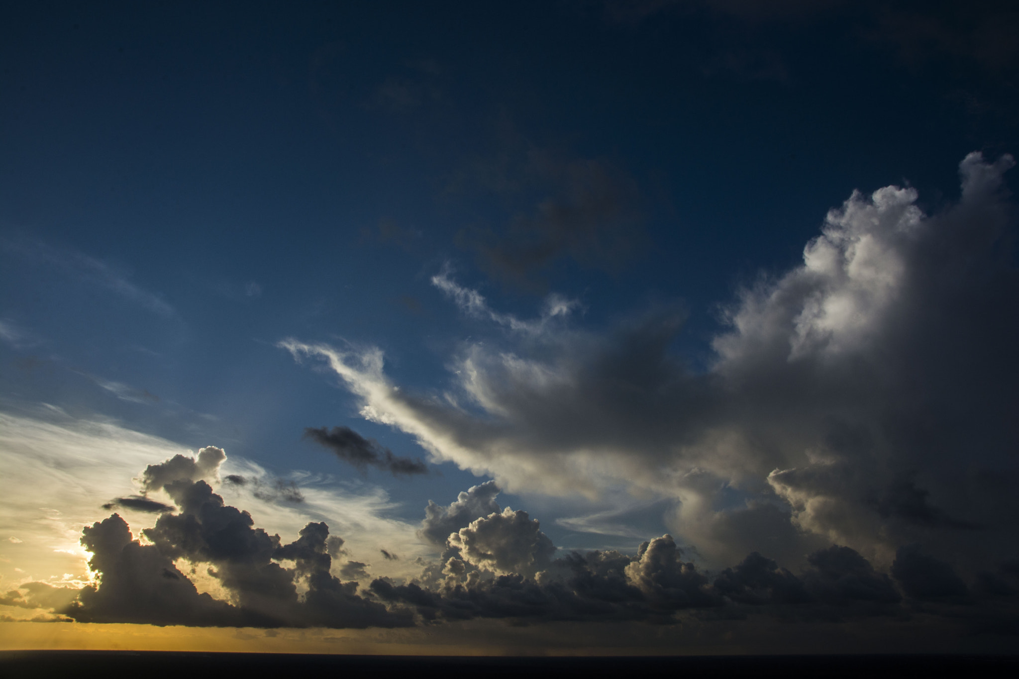 Nikon D7100 + Sigma 18-250mm F3.5-6.3 DC OS HSM sample photo. Nubes, cielo, luz photography