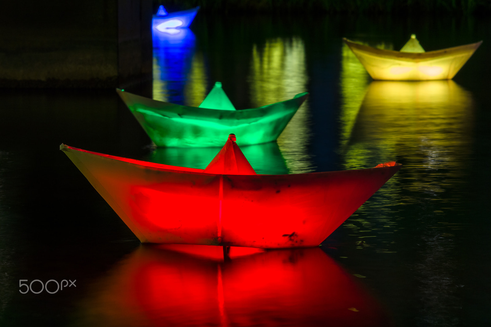Sony SLT-A77 + Sony 85mm F2.8 SAM sample photo. Paper illuminated boats on the water. photography