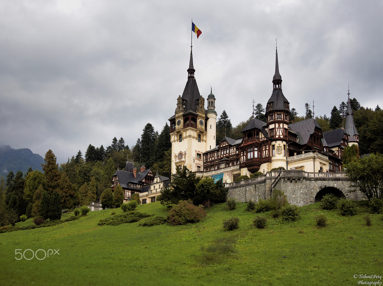 Olympus OM-D E-M5 + LUMIX G 20/F1.7 II sample photo. Sinaia castle, romania photography