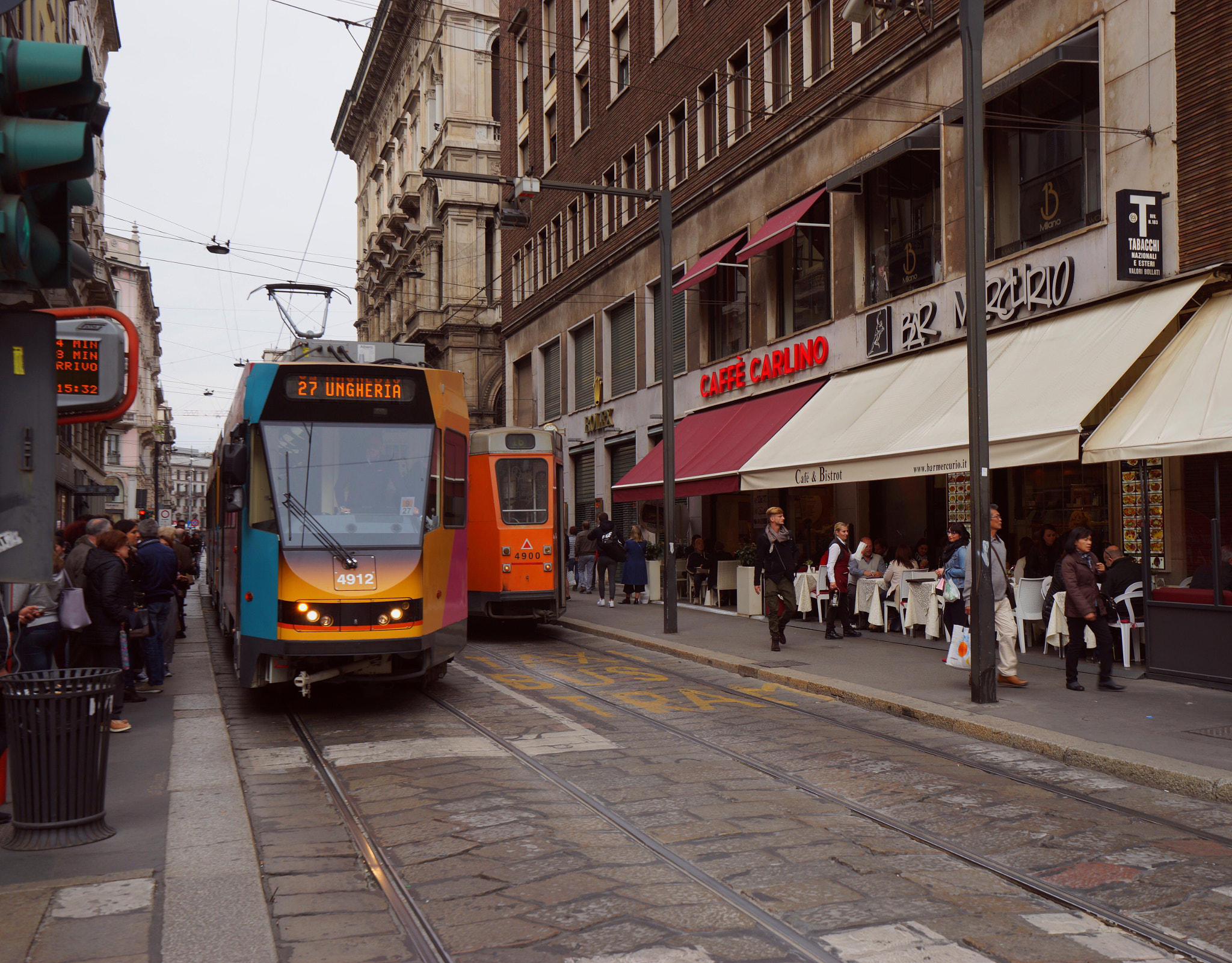 Sony a7 II + Sony Vario-Tessar T* FE 16-35mm F4 ZA OSS sample photo. Bus photography