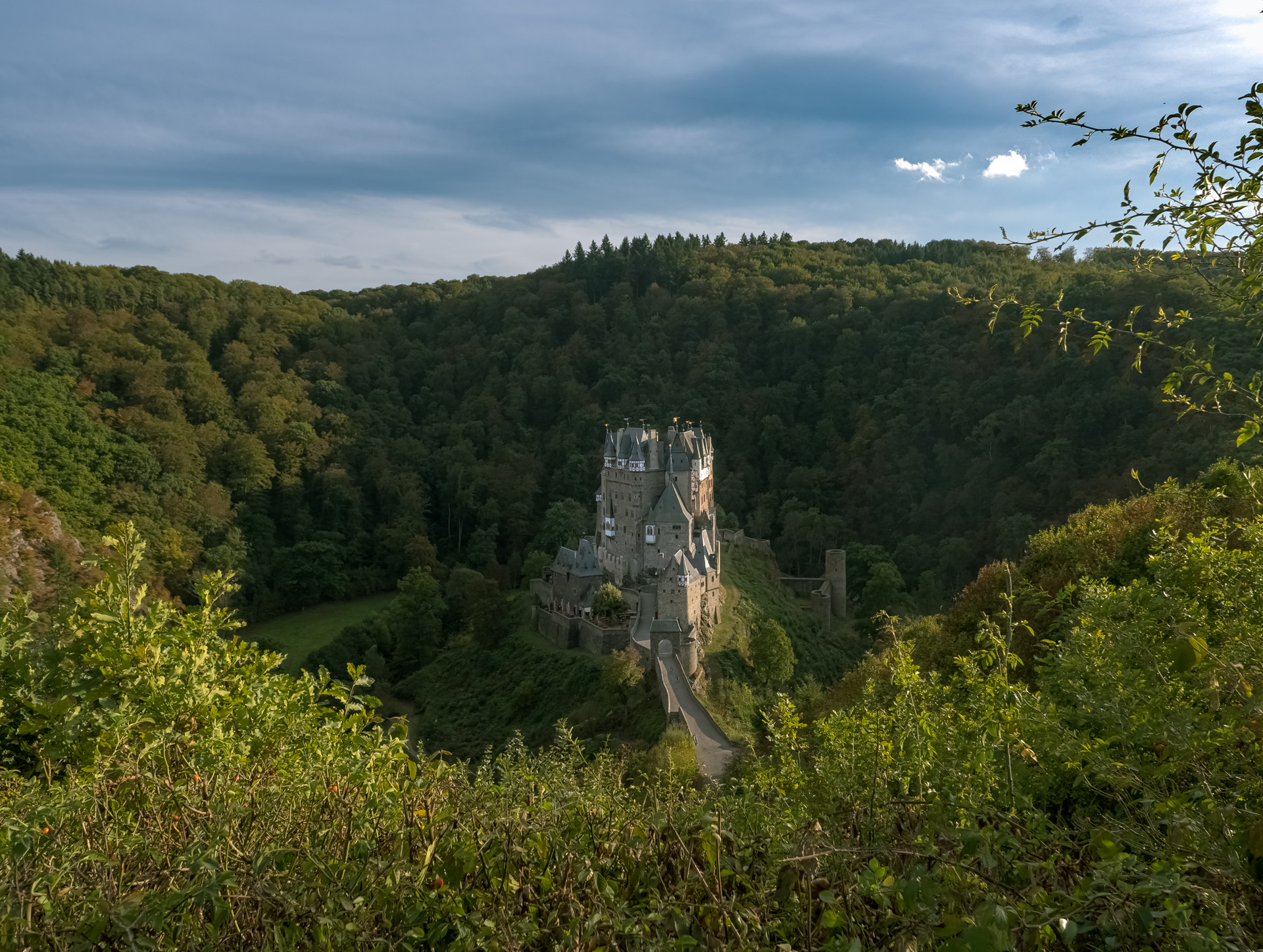 Panasonic Lumix DMC-GH4 + OLYMPUS M.12mm F2.0 sample photo. Eltz castle photography