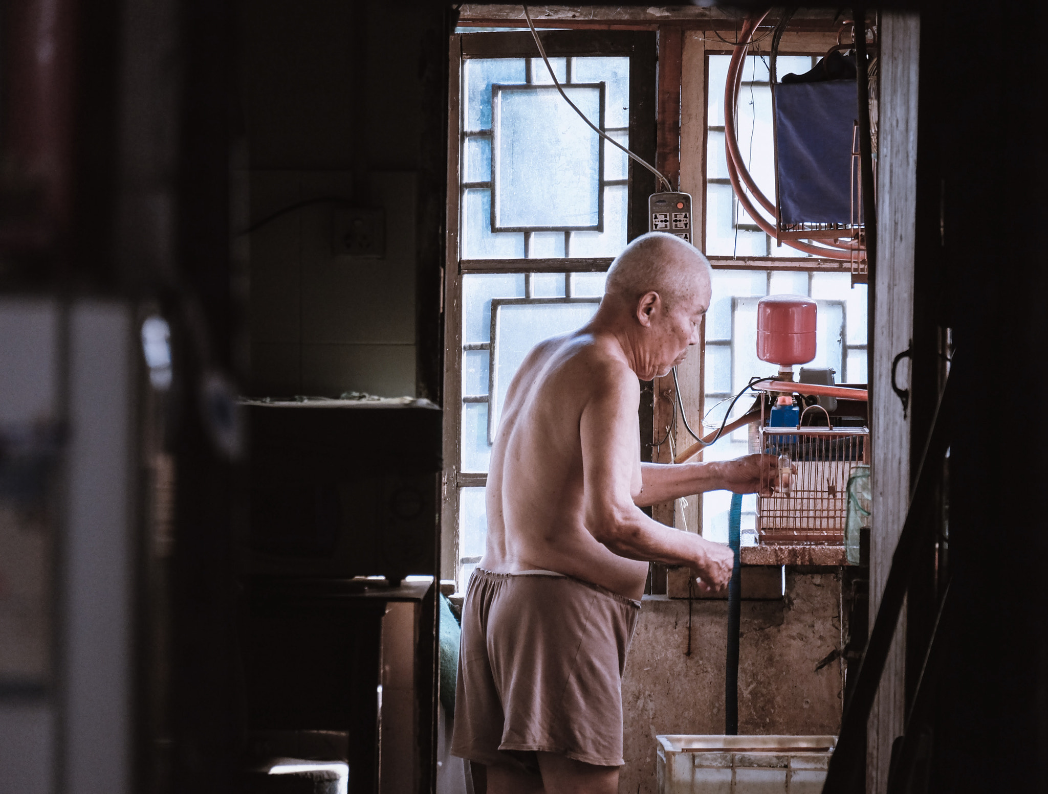 Fujifilm X-T10 + Fujifilm XC 50-230mm F4.5-6.7 OIS II sample photo. A retired old man cleaning bird cage. picture taken in suzhou, china photography