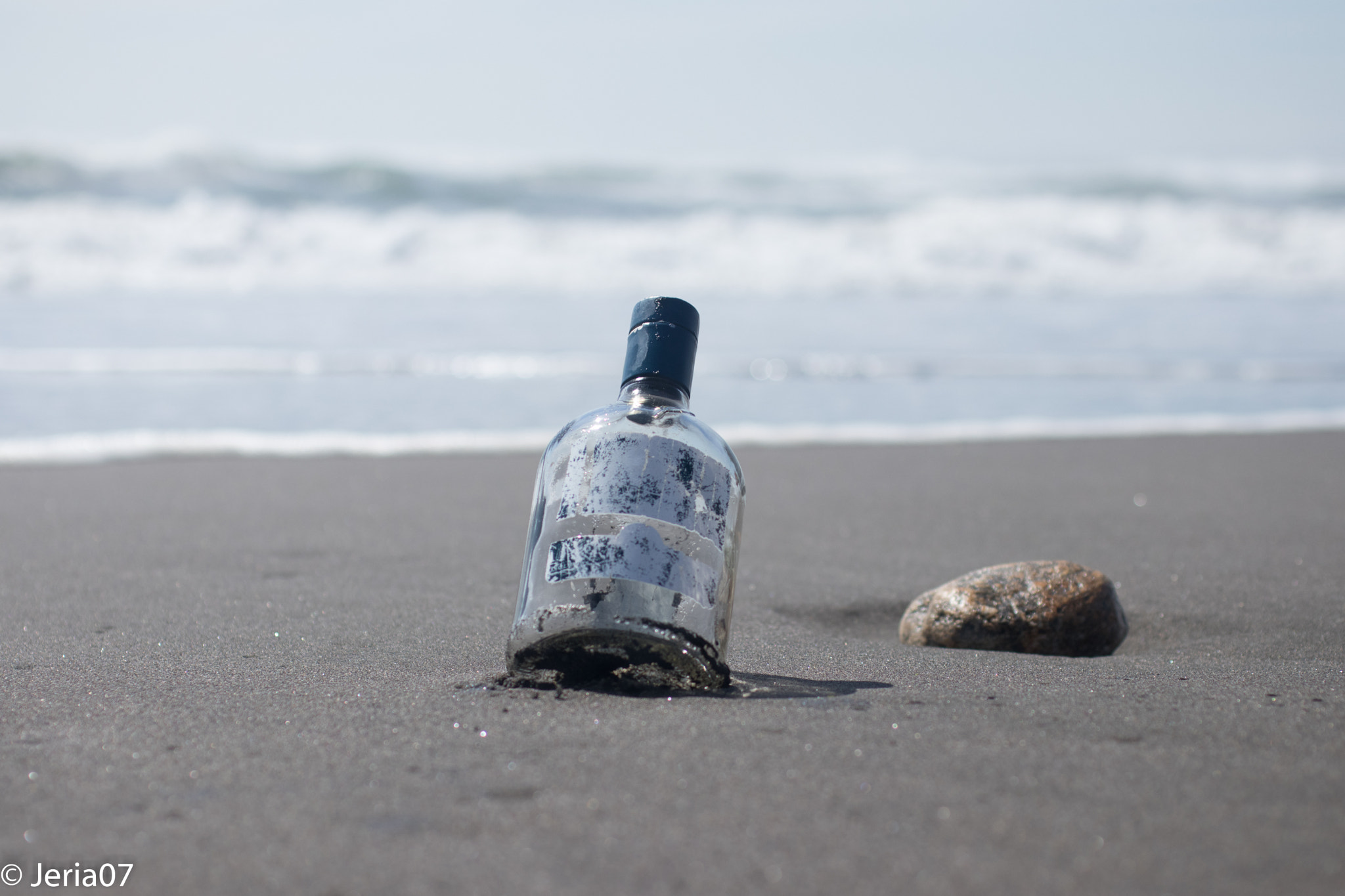 Sigma 50mm F1.4 EX DG HSM sample photo. Botella en la playa photography