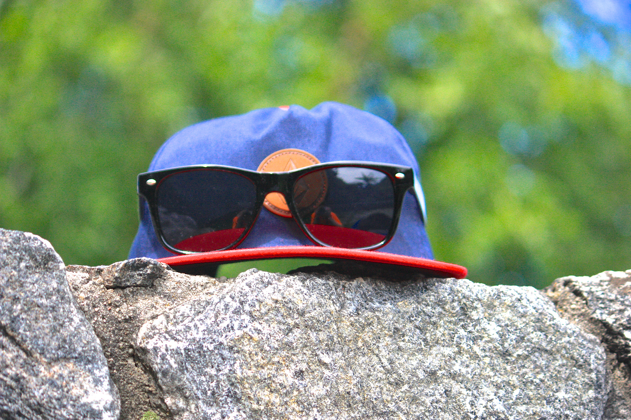 Canon EF-S 55-250mm F4-5.6 IS sample photo. Hat n' sunglasses photography