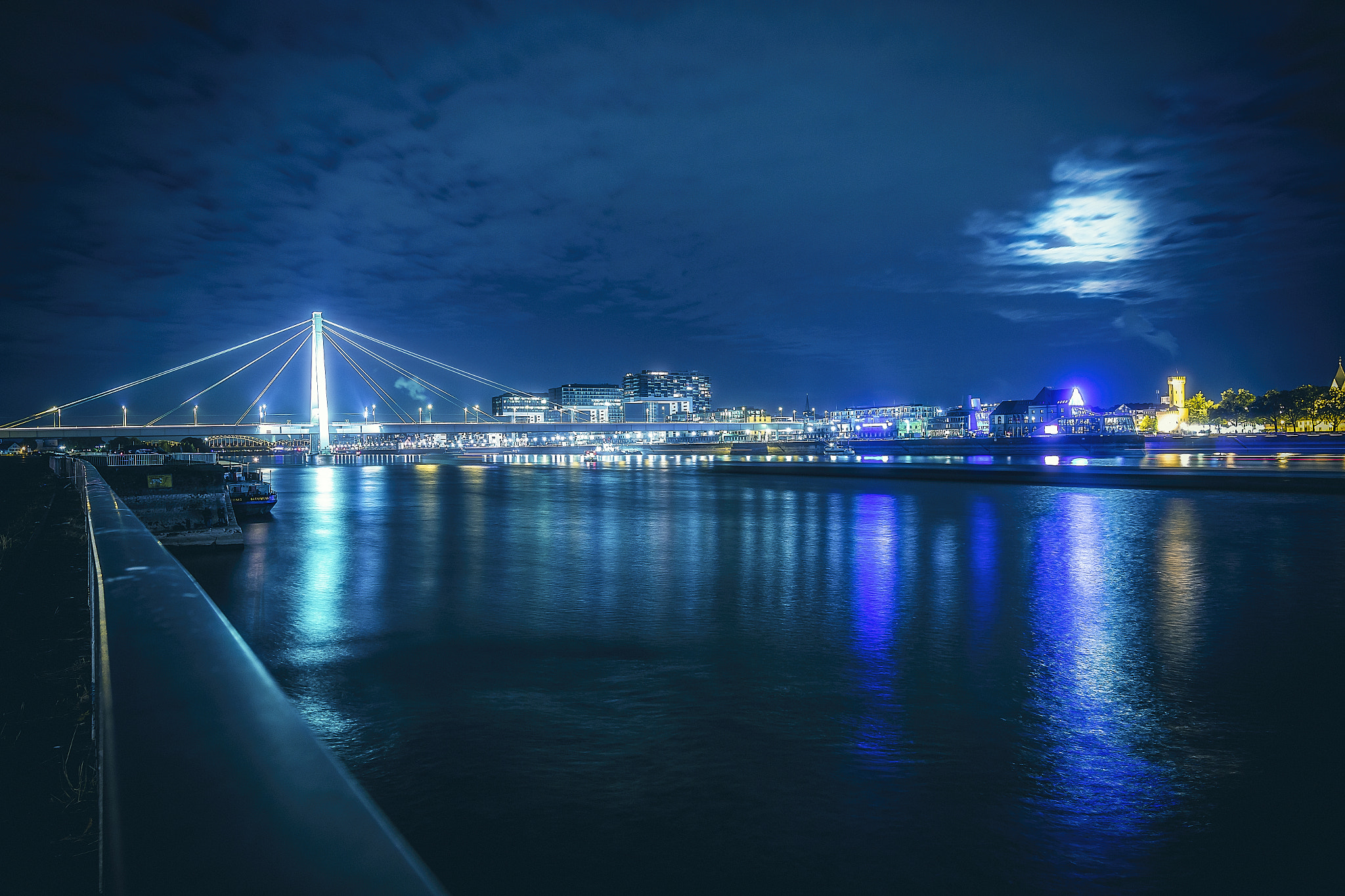 Canon EOS 70D + Canon EF 300mm f/2.8L sample photo. Köln severinsbrücke photography