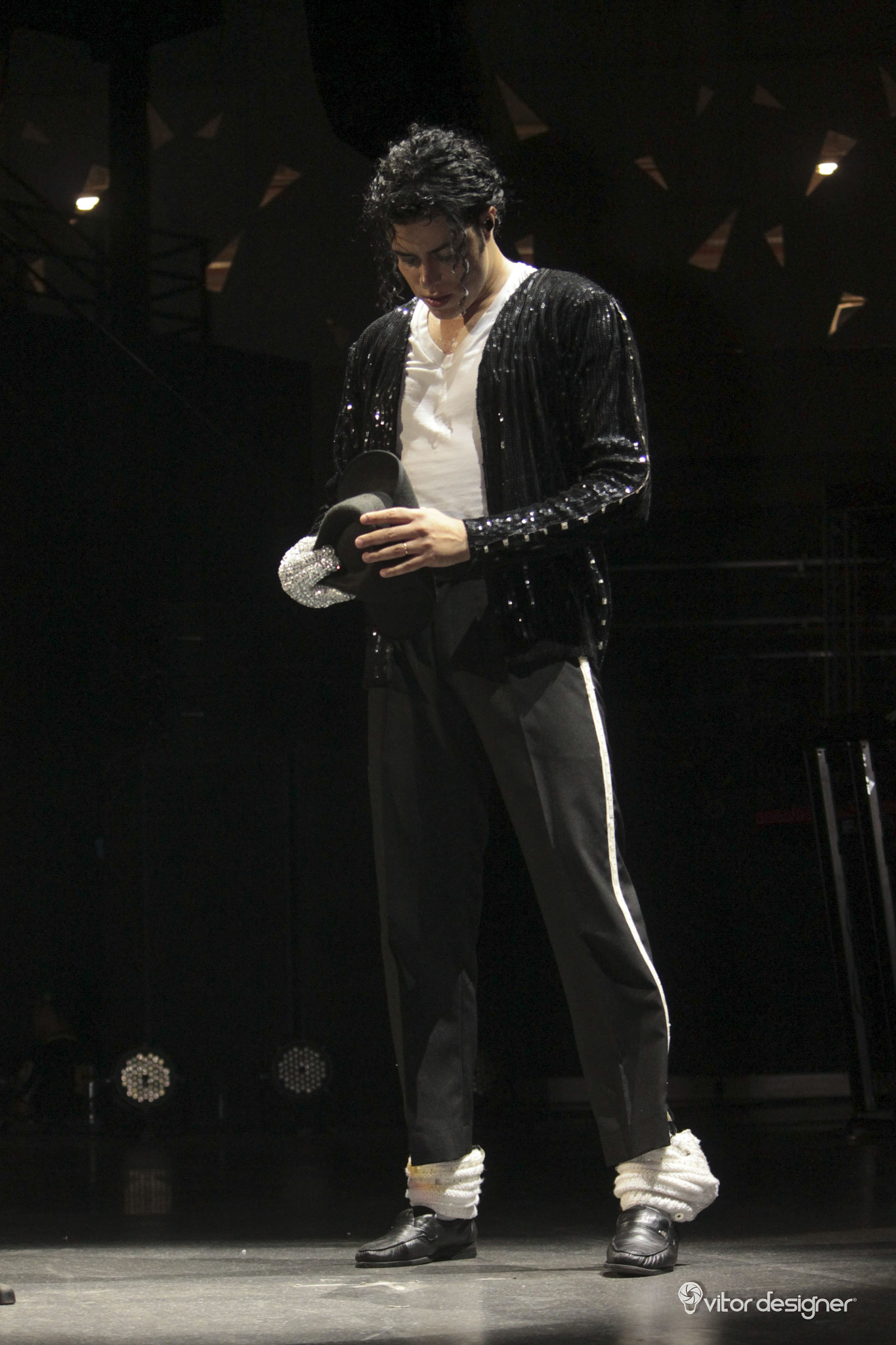 Canon EF-S 55-250mm F4-5.6 IS sample photo. Michael jackson impersonator billie jean  photography