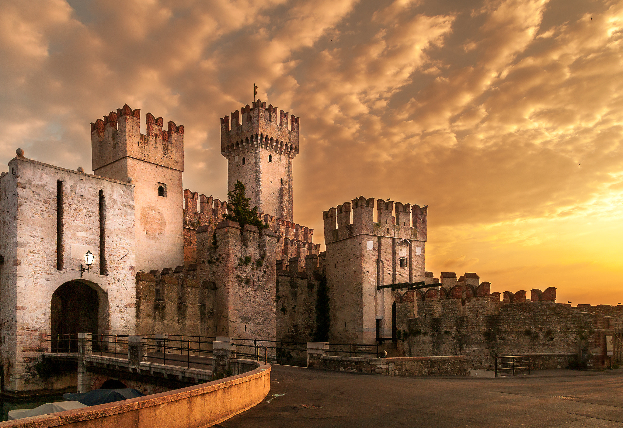 Pentax smc DA 18-55mm F3.5-5.6 AL WR sample photo. Sunrise on sirmione castle photography