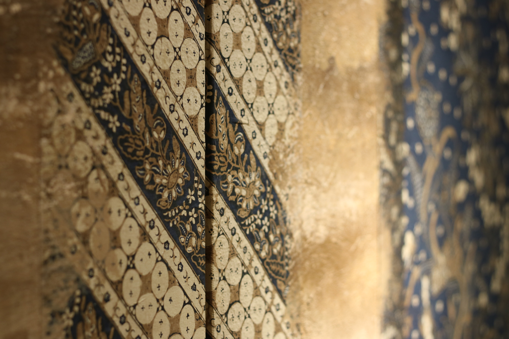 Canon EOS M3 + Canon EF 50mm F1.8 STM sample photo. Batik on the wall photography