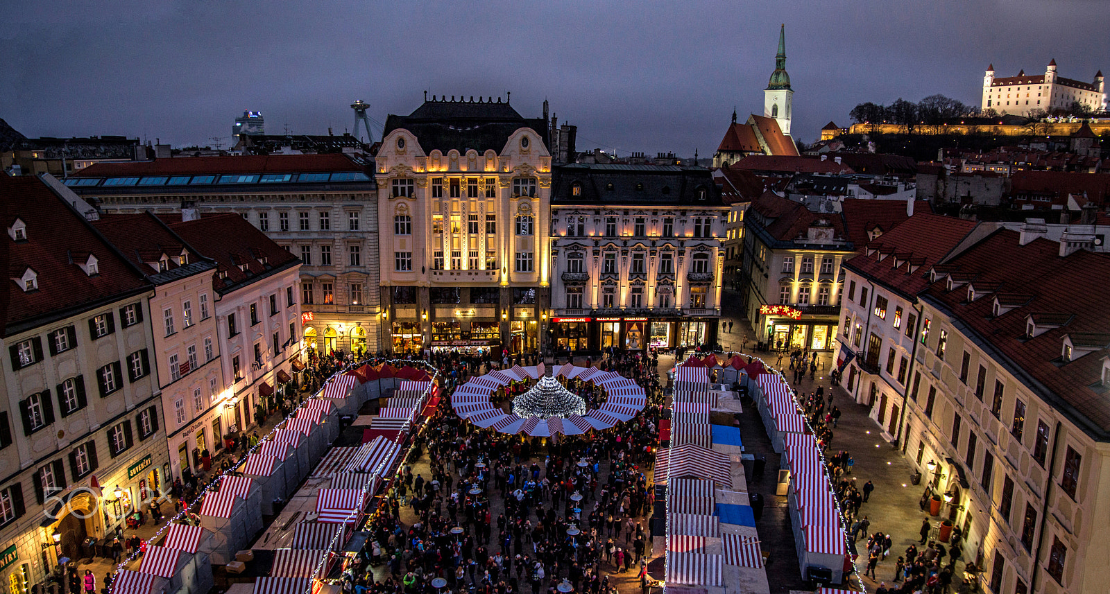 Canon EOS 650D (EOS Rebel T4i / EOS Kiss X6i) + Sigma 18-50mm f/2.8 Macro sample photo. Christmas market in bratislava.. photography