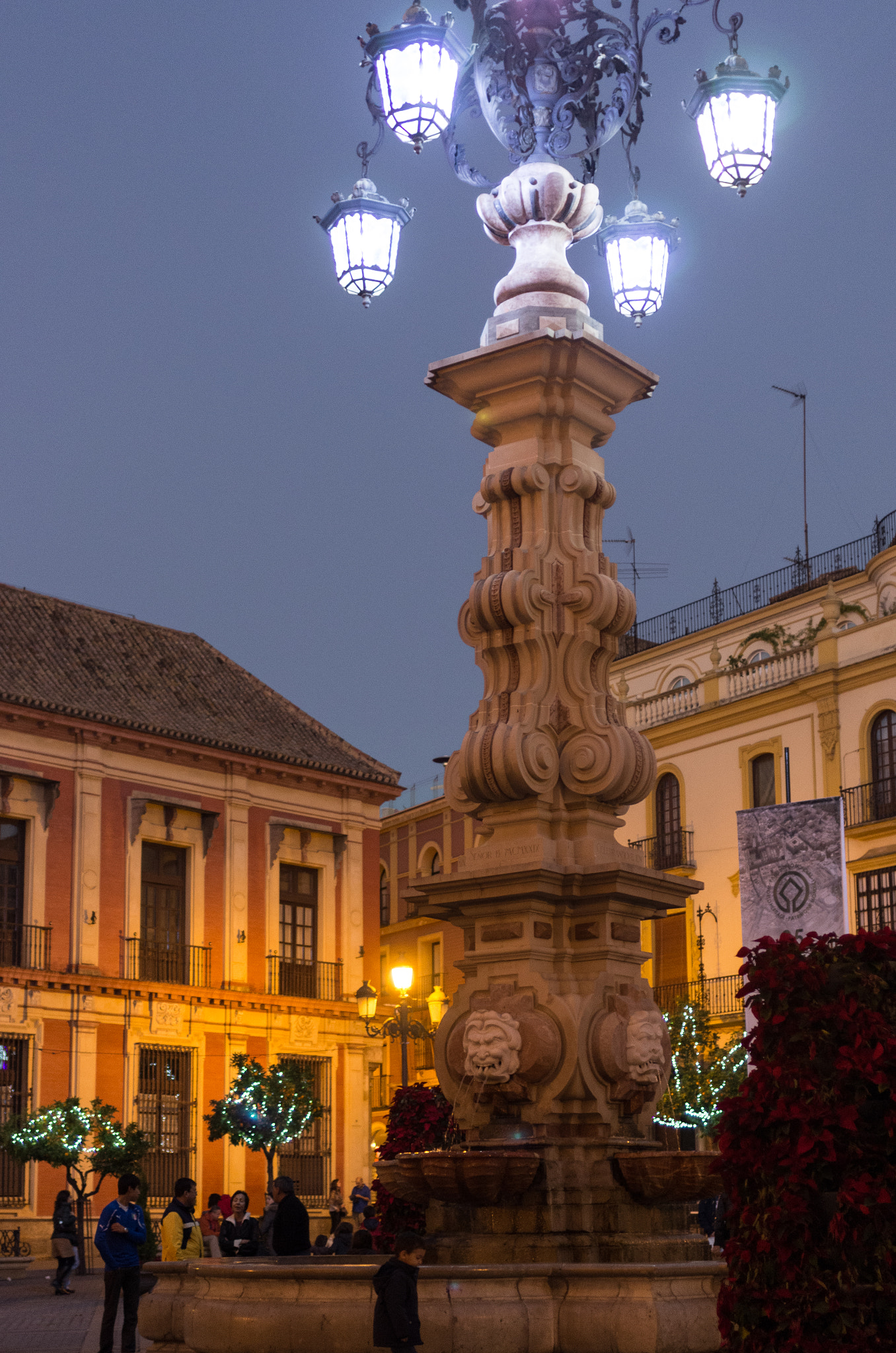 Pentax K-5 + HD Pentax-FA 35mm F2 AL sample photo. Night.1 in seville photography