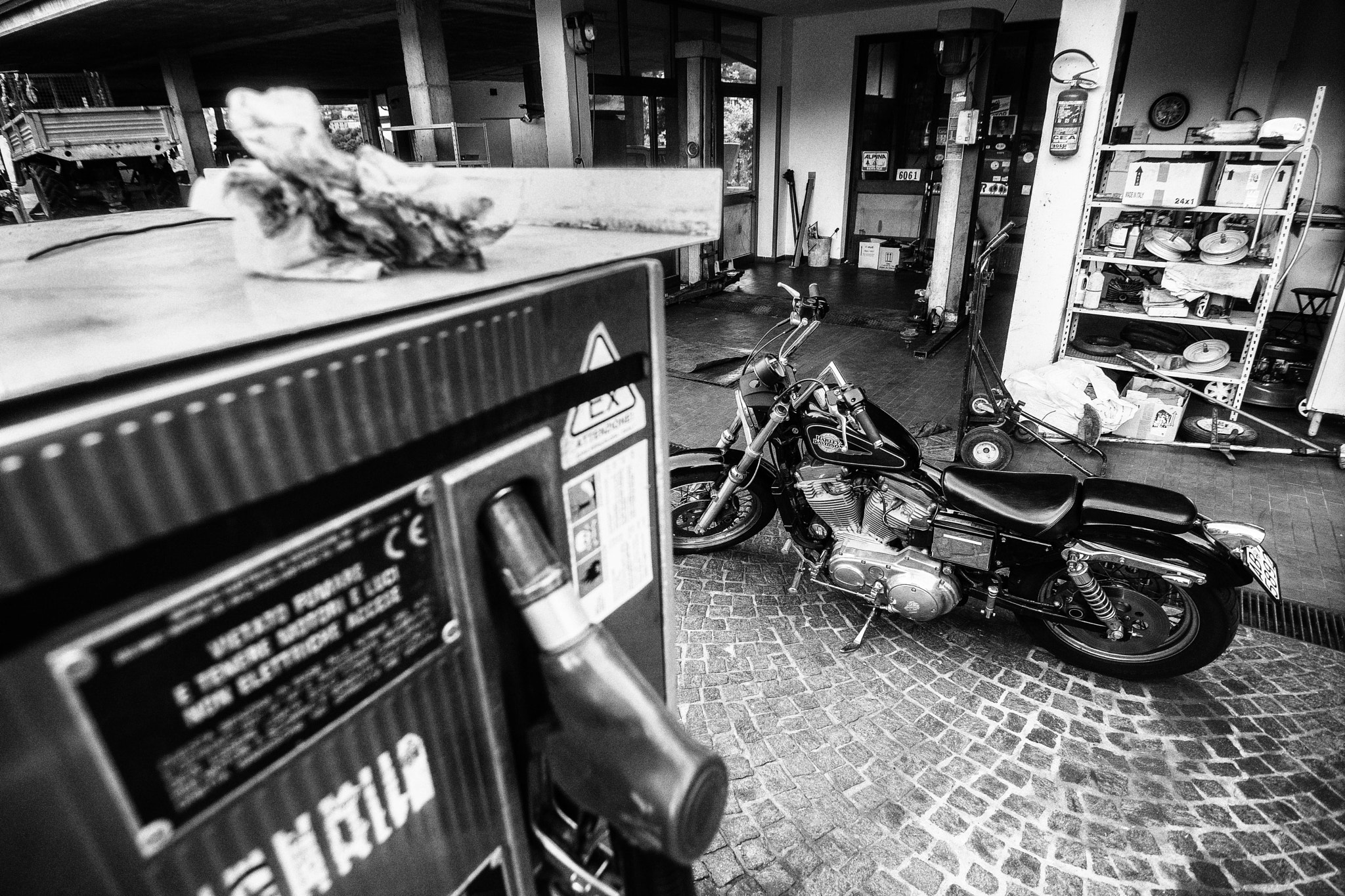 Tokina AT-X Pro 12-24mm F4 (IF) DX sample photo. Old scool garage photography