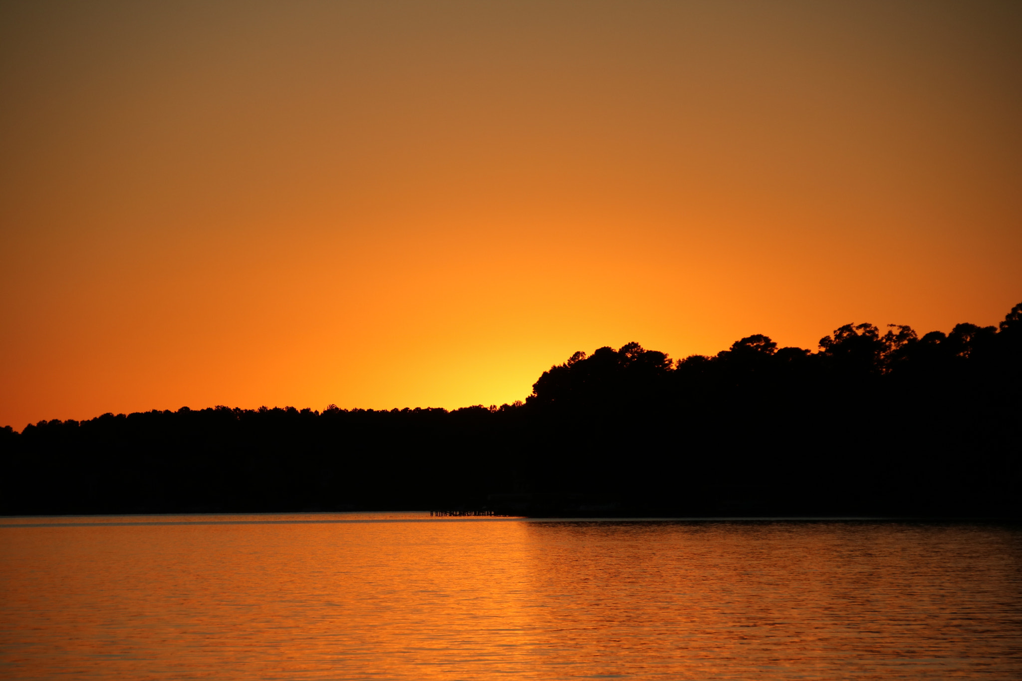 Canon EOS 760D (EOS Rebel T6s / EOS 8000D) + Canon EF 75-300mm F4.0-5.6 IS USM sample photo. Golden sunset on the lake photography
