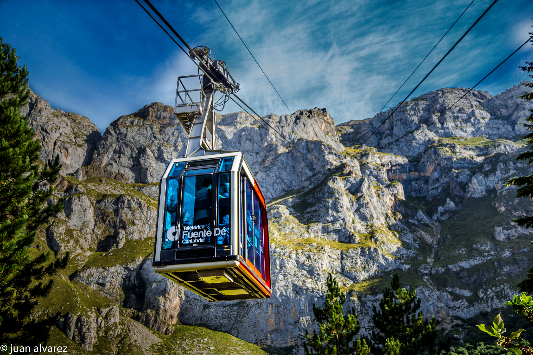 Olympus OM-D E-M10 II + Panasonic Lumix G 14mm F2.5 ASPH sample photo. Teleferico fuente de. cantabria. photography