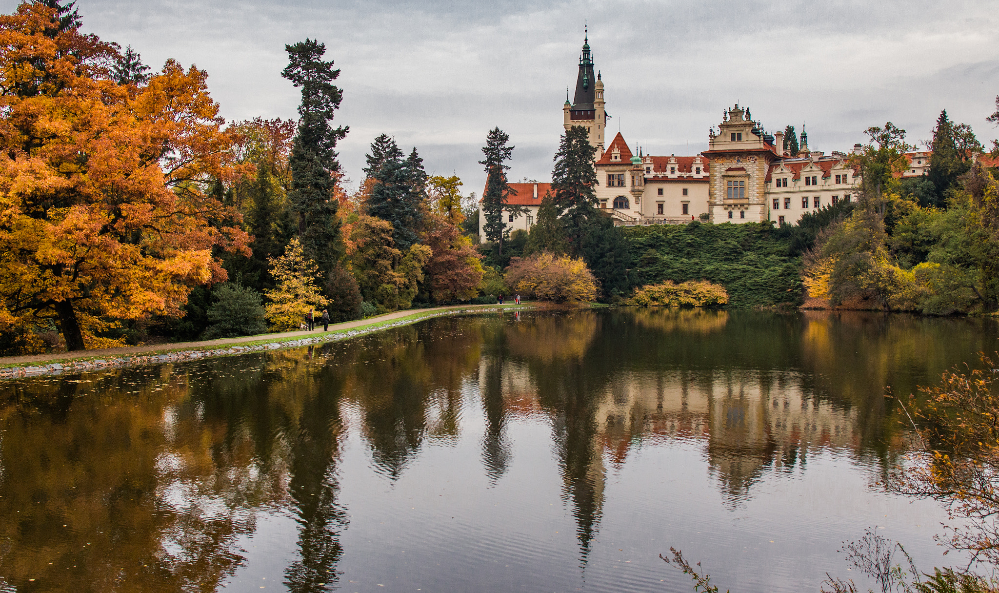 Canon EOS 650D (EOS Rebel T4i / EOS Kiss X6i) sample photo. Fall in a castle park photography