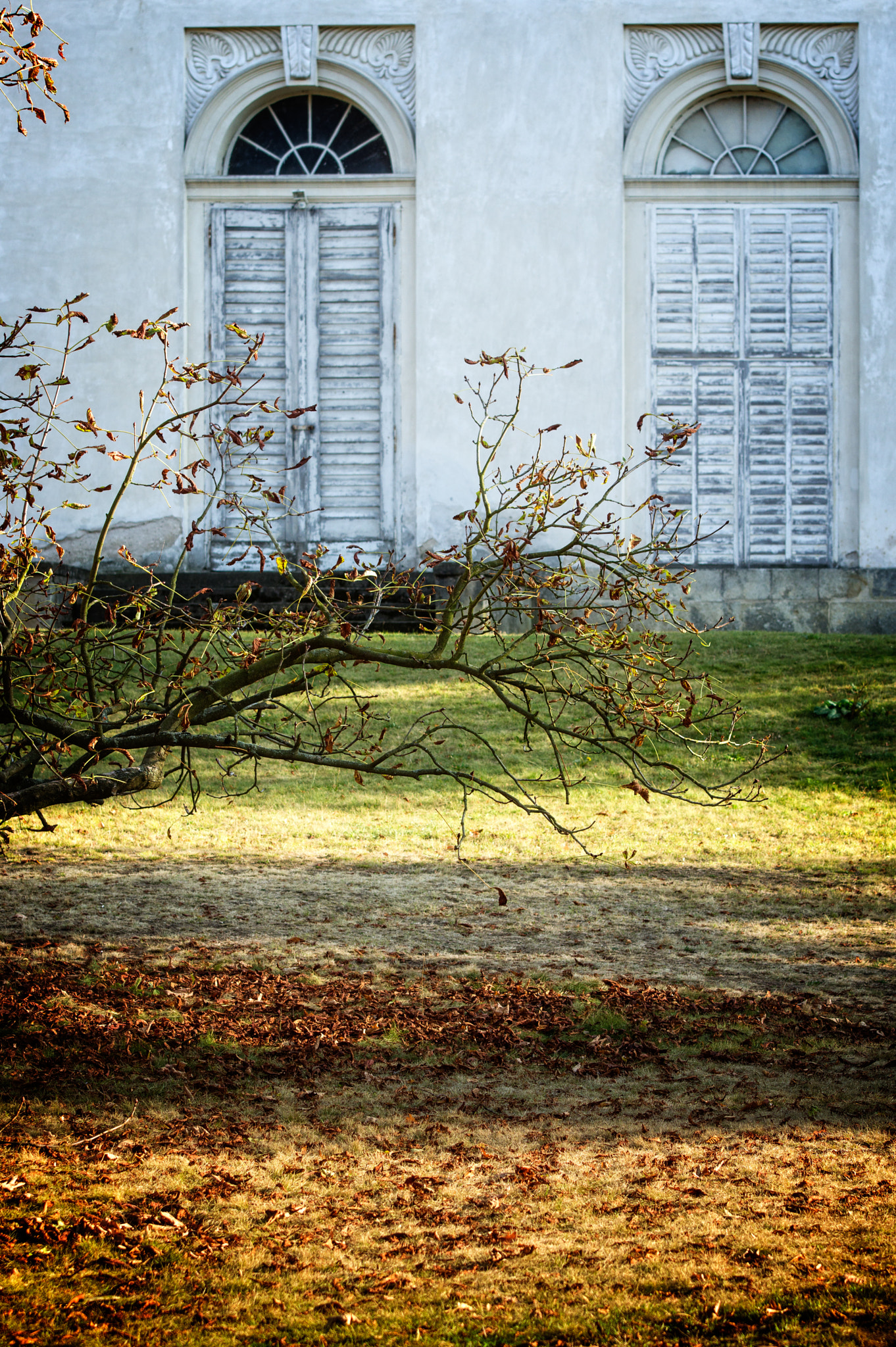 Sigma 70-200mm F2.8 EX DG OS HSM sample photo. Autumn arrives at the castle photography