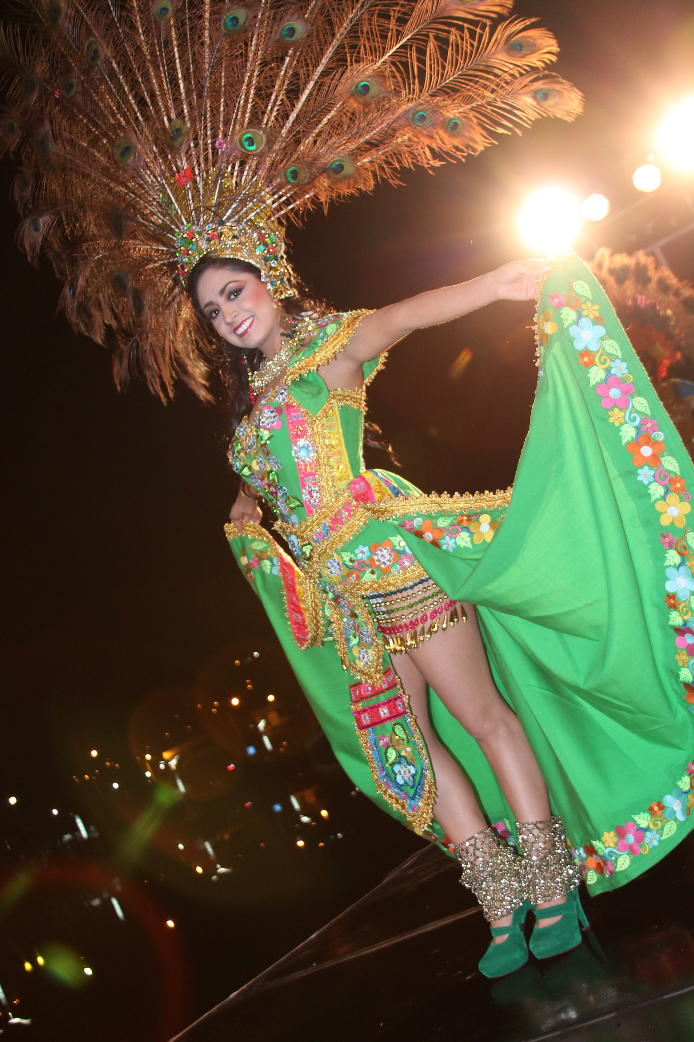Canon EF 28-135mm F3.5-5.6 IS USM sample photo. Lady in the night photography
