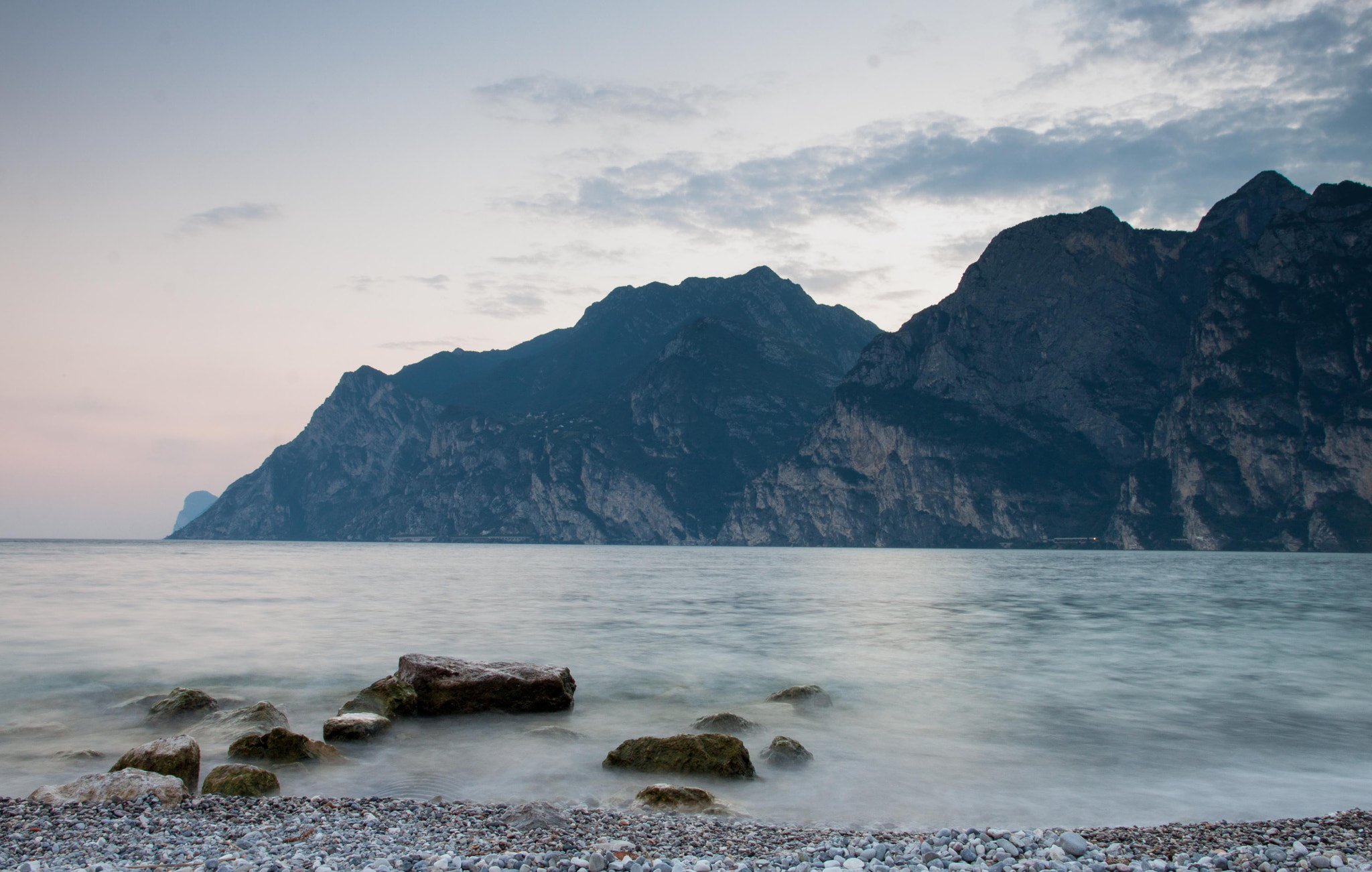 Canon EOS 500D (EOS Rebel T1i / EOS Kiss X3) sample photo. Dusk at the lago di garda photography