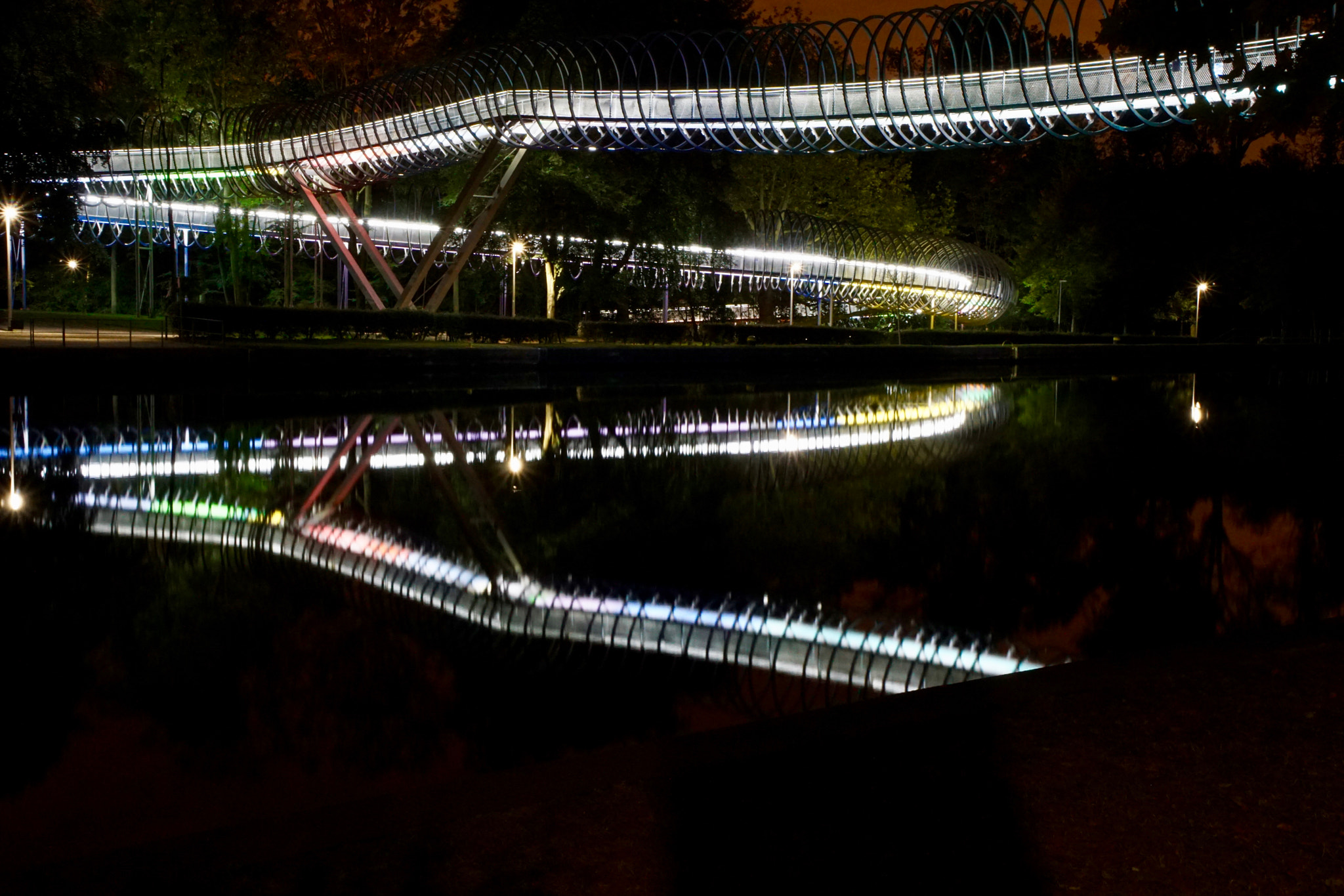 Tamron 18-200mm F3.5-6.3 Di III VC sample photo. Slinky springs of fame photography