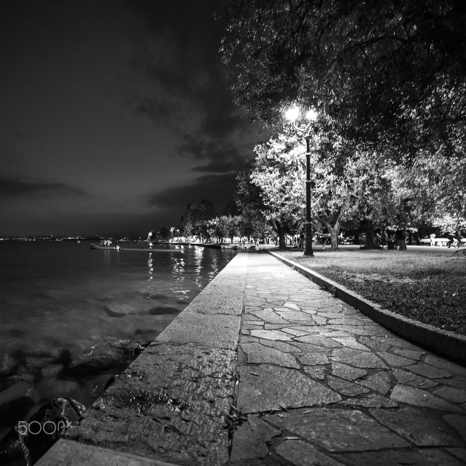 ZEISS Distagon T* 15mm F2.8 sample photo. A night at lake garda photography