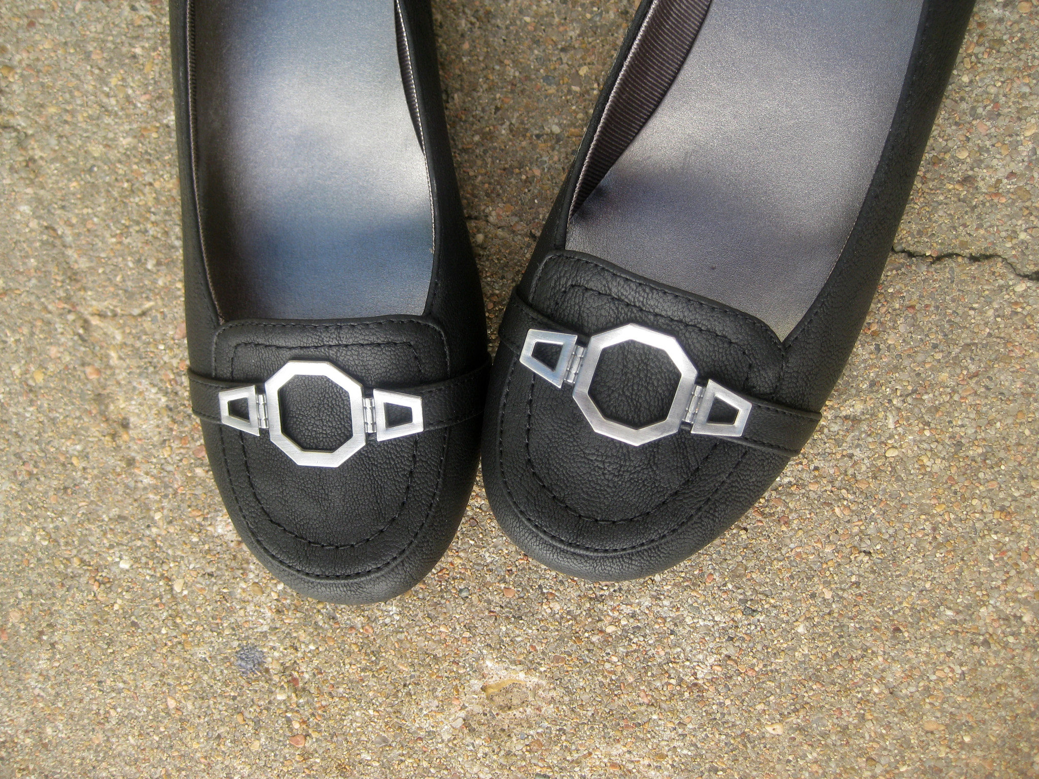 Canon PowerShot SD1100 IS (Digital IXUS 80 IS / IXY Digital 20 IS) sample photo. Black loafers photography