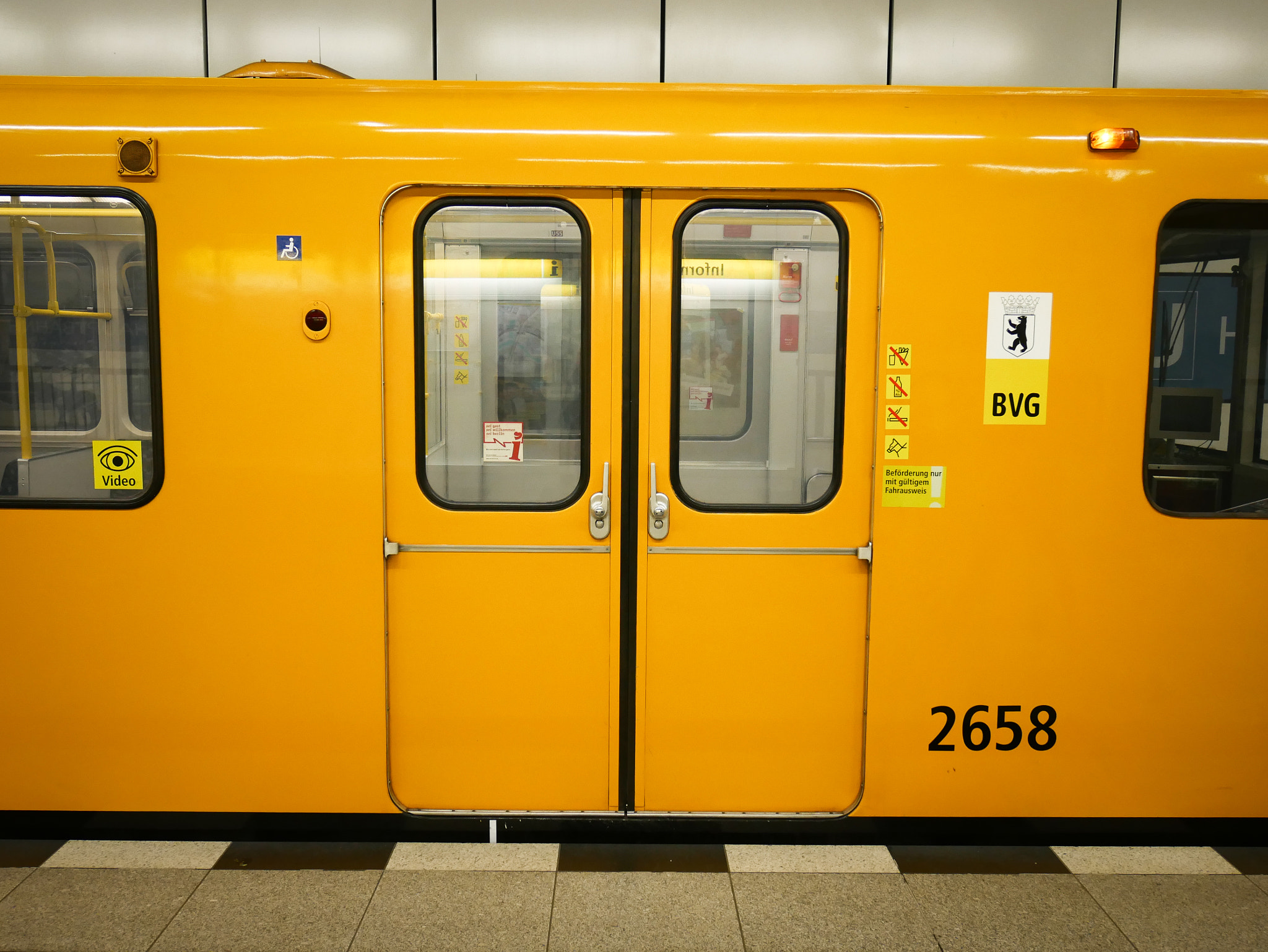 Panasonic Lumix DMC-GX85 (Lumix DMC-GX80 / Lumix DMC-GX7 Mark II) sample photo. All aboard! photography