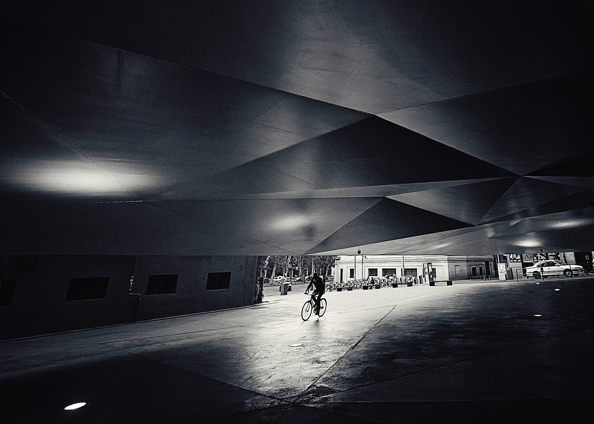 Panasonic Lumix DMC-GH4 + Olympus M.Zuiko Digital ED 7-14mm F2.8 PRO sample photo. Madrid streetscape photography
