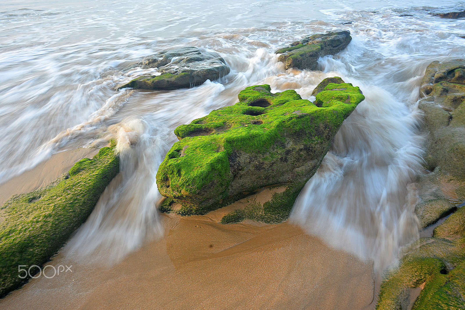 Tamron AF 19-35mm f/3.5-4.5 (A10) sample photo. Morning with waves.. photography