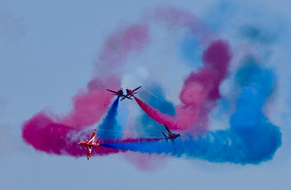 Canon EOS 70D sample photo. Red arrows over st. peter port photography