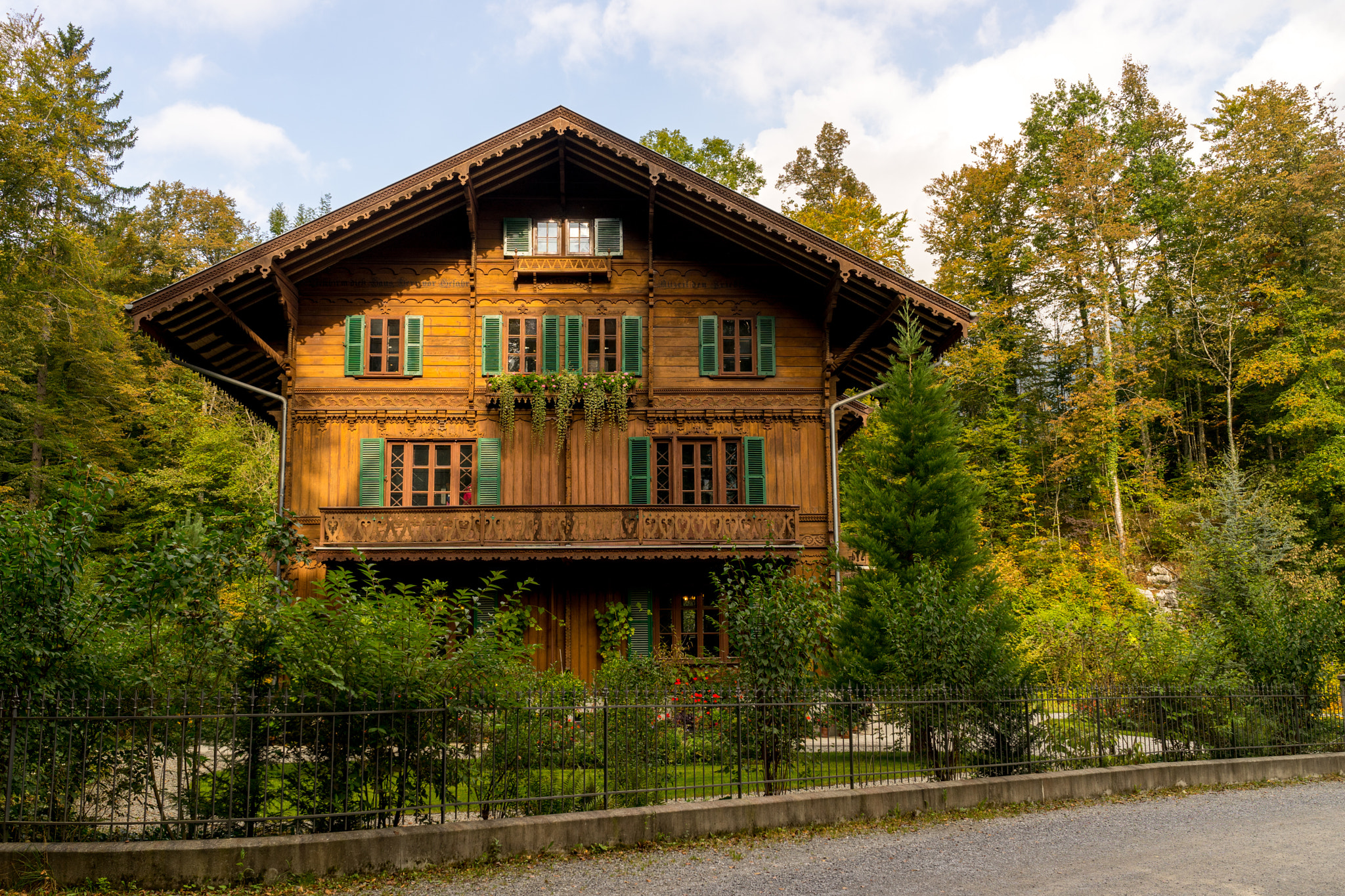Sony a7 + Sony Distagon T* FE 35mm F1.4 ZA sample photo. House in the woods photography