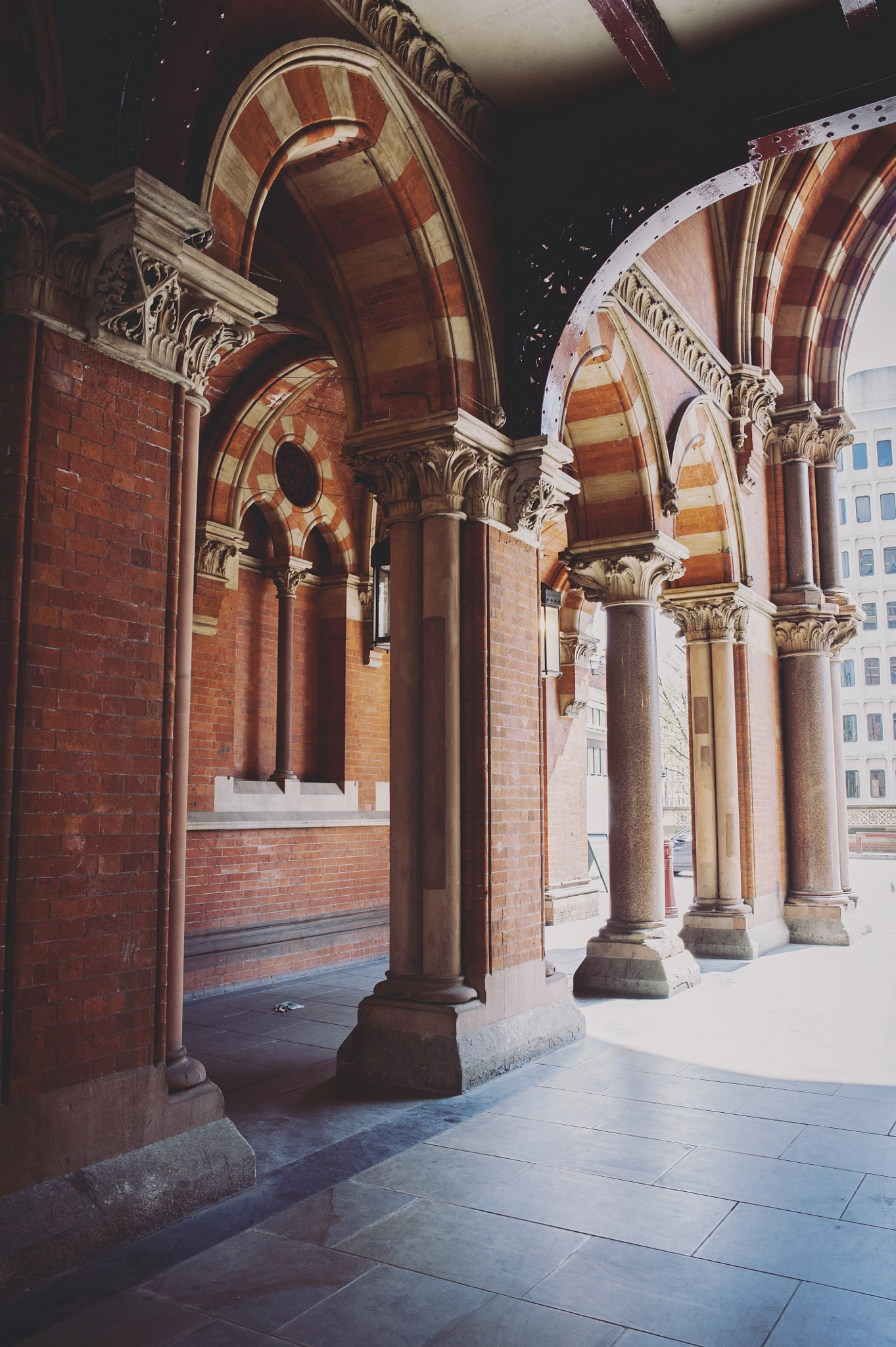 Nikon D700 + Nikon AF-S Nikkor 28mm F1.8G sample photo. Station of saint pancras photography