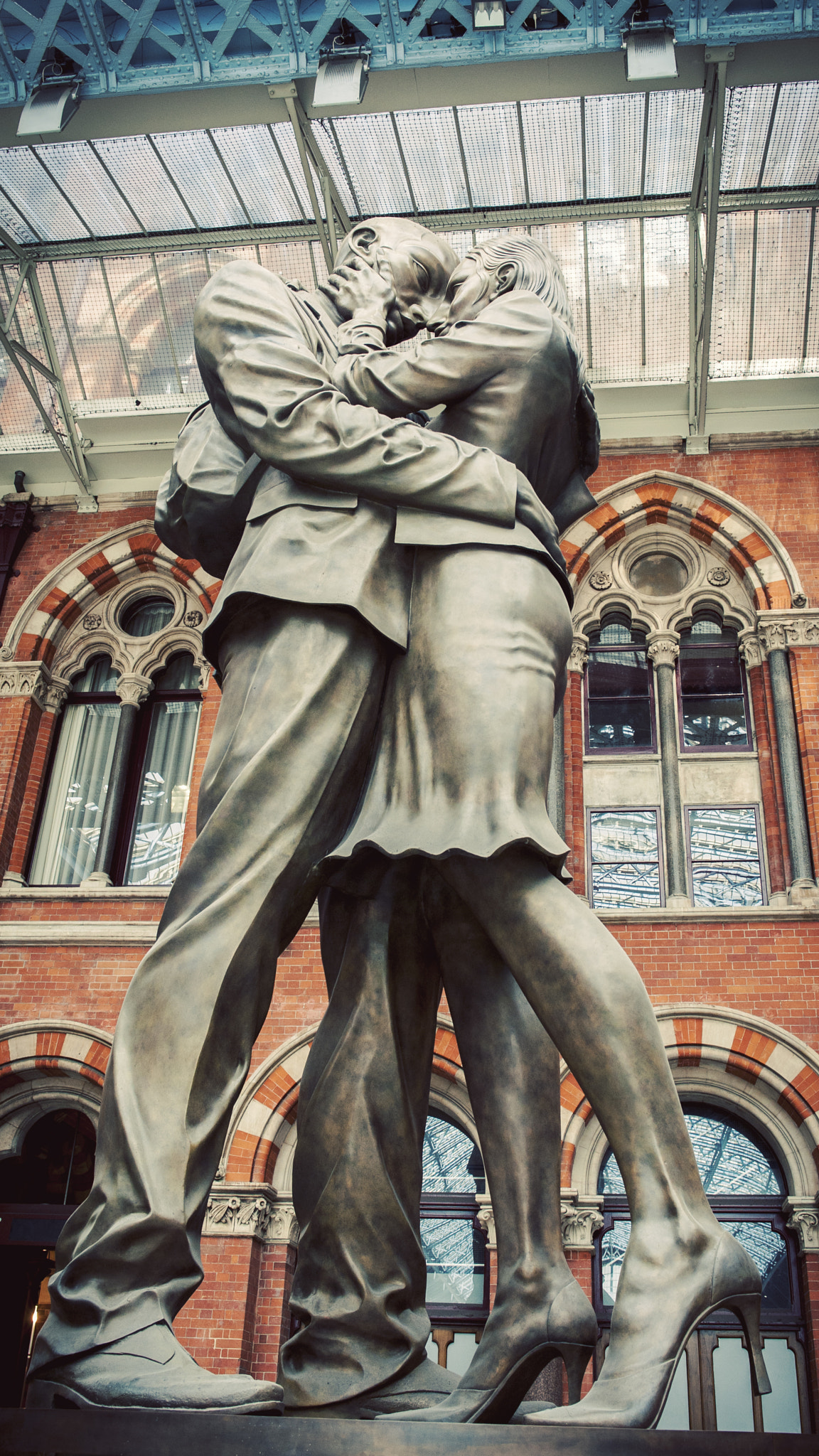 Nikon D700 + Nikon AF-S Nikkor 28mm F1.8G sample photo. Station of saint pancras photography