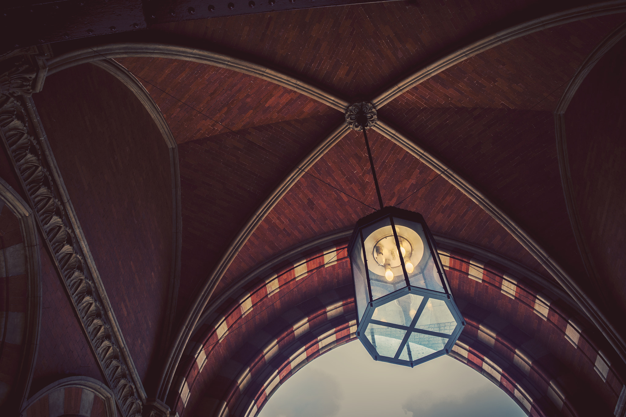 Nikon D700 + Nikon AF-S Nikkor 28mm F1.8G sample photo. Station of saint pancras photography