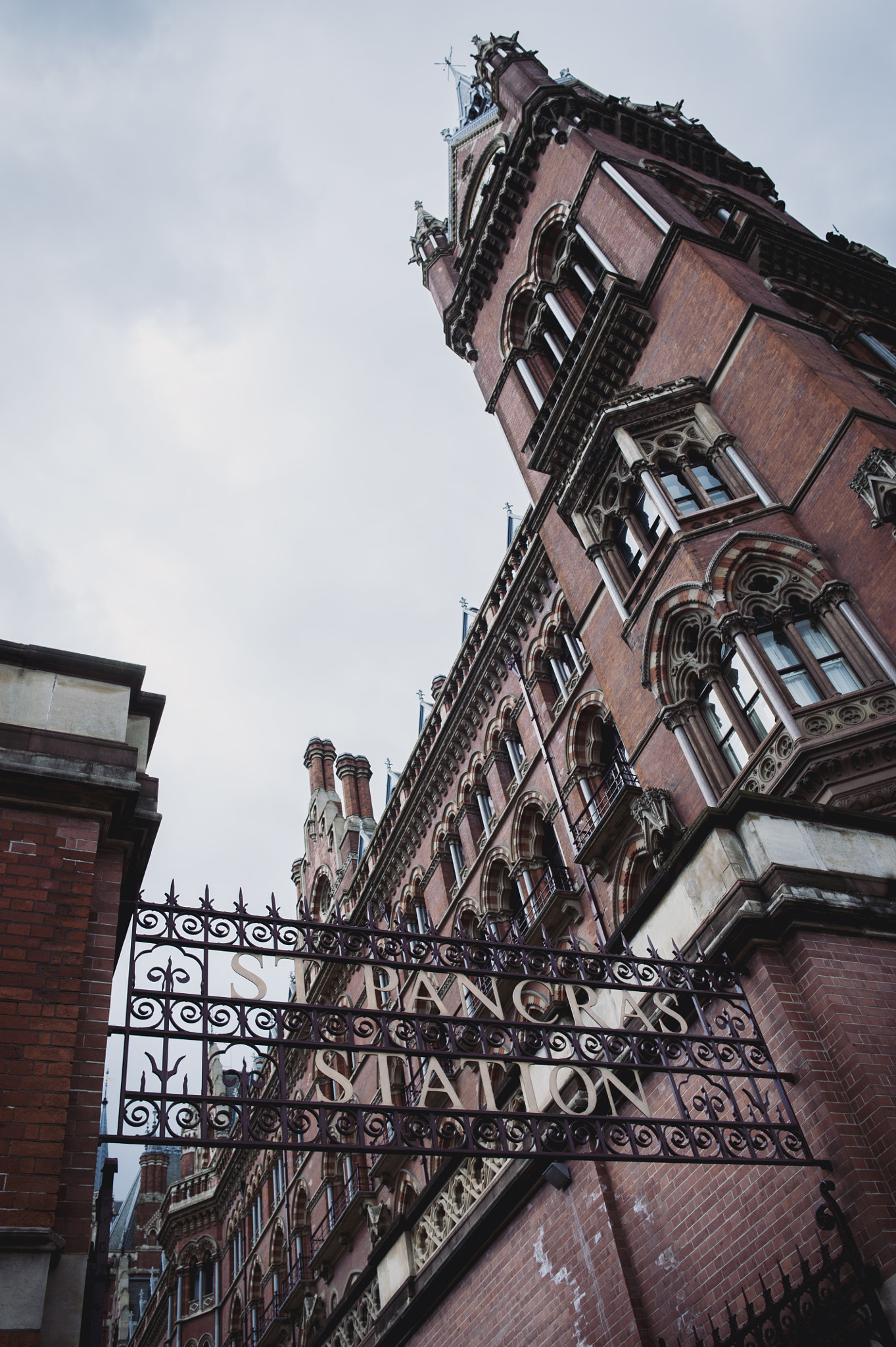 Nikon D700 + Nikon AF-S Nikkor 28mm F1.8G sample photo. Station of saint pancras photography