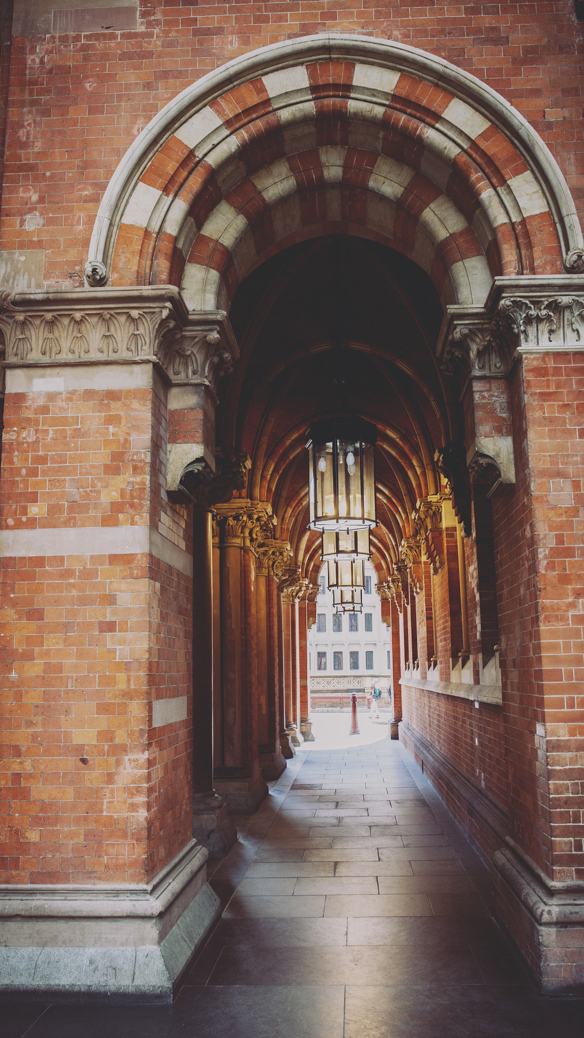 Nikon D700 + Nikon AF-S Nikkor 28mm F1.8G sample photo. Station of saint pancras photography