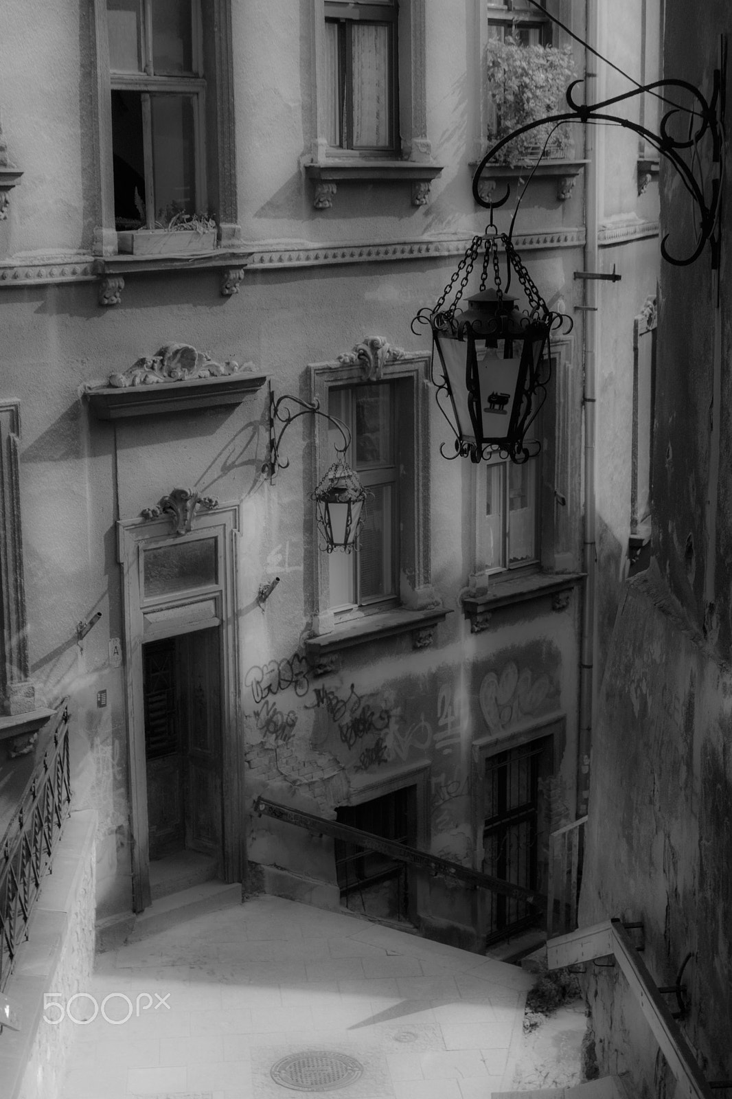 Canon EOS 750D (EOS Rebel T6i / EOS Kiss X8i) + Sigma 17-70mm F2.8-4 DC Macro OS HSM | C sample photo. Old narrow street with stairs photography