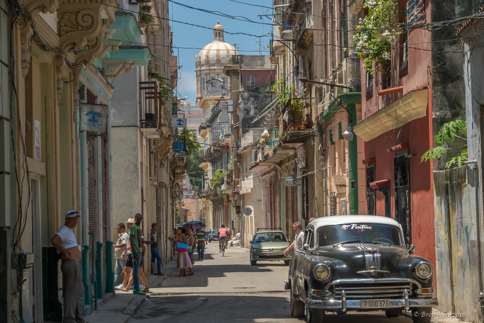 Sony E 18-200mm F3.5-6.3 OSS LE sample photo. Havana side street photography