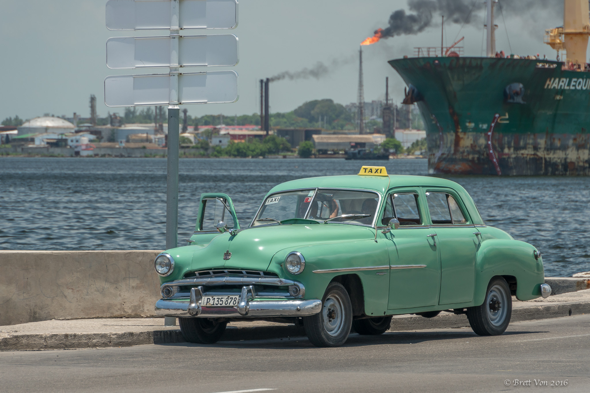 Sony E 18-200mm F3.5-6.3 OSS LE sample photo. Havana taxi photography