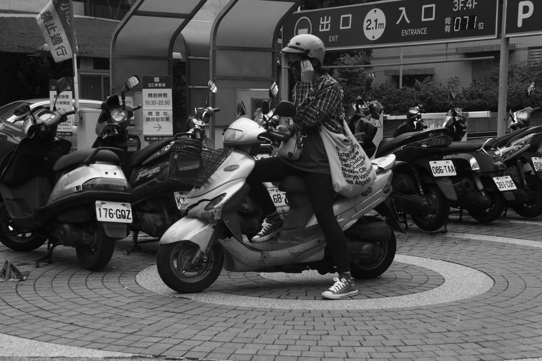 Canon EOS 550D (EOS Rebel T2i / EOS Kiss X4) + Canon EF-S 18-200mm F3.5-5.6 IS sample photo. @taichung photography