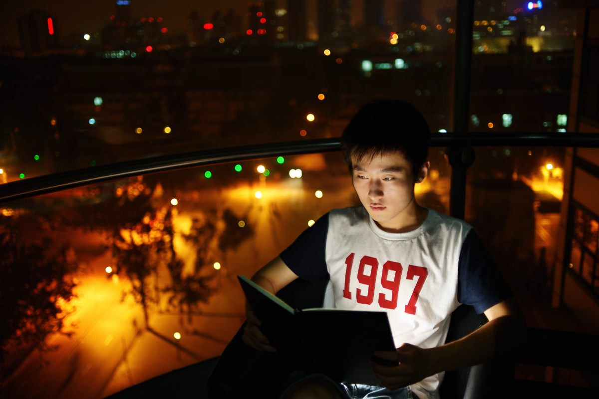 Nikon D800 + Nikon AF Nikkor 35mm F2D sample photo. Reading in the glass staircase photography