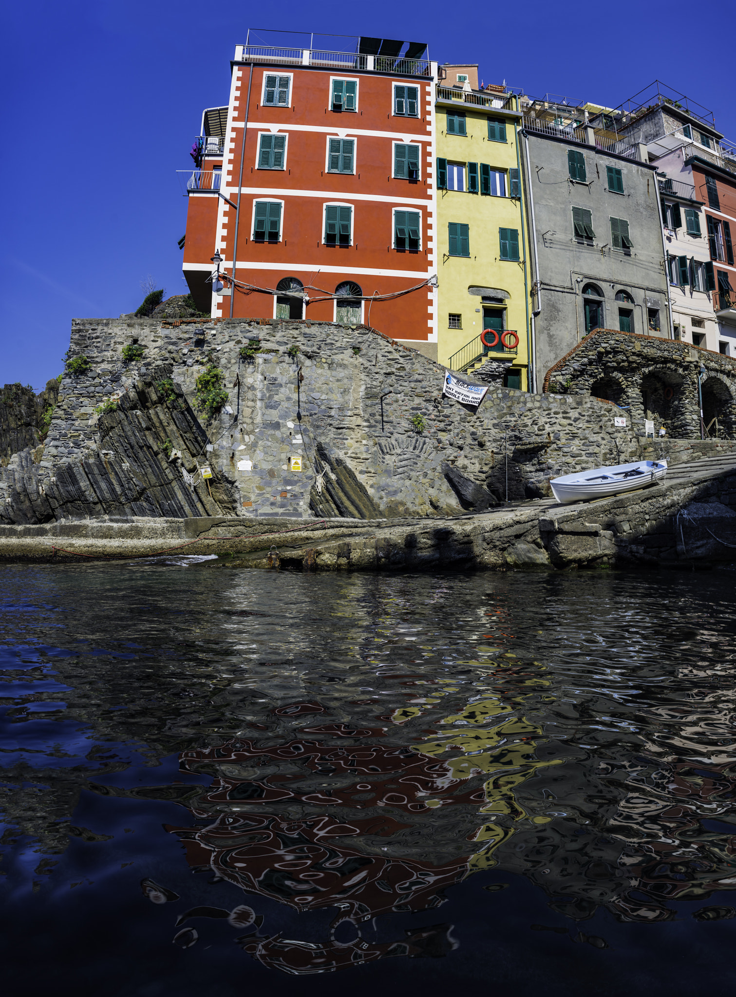 AF Zoom-Nikkor 28-105mm f/3.5-4.5D IF sample photo. Quiet day at the riomaggiore dock photography