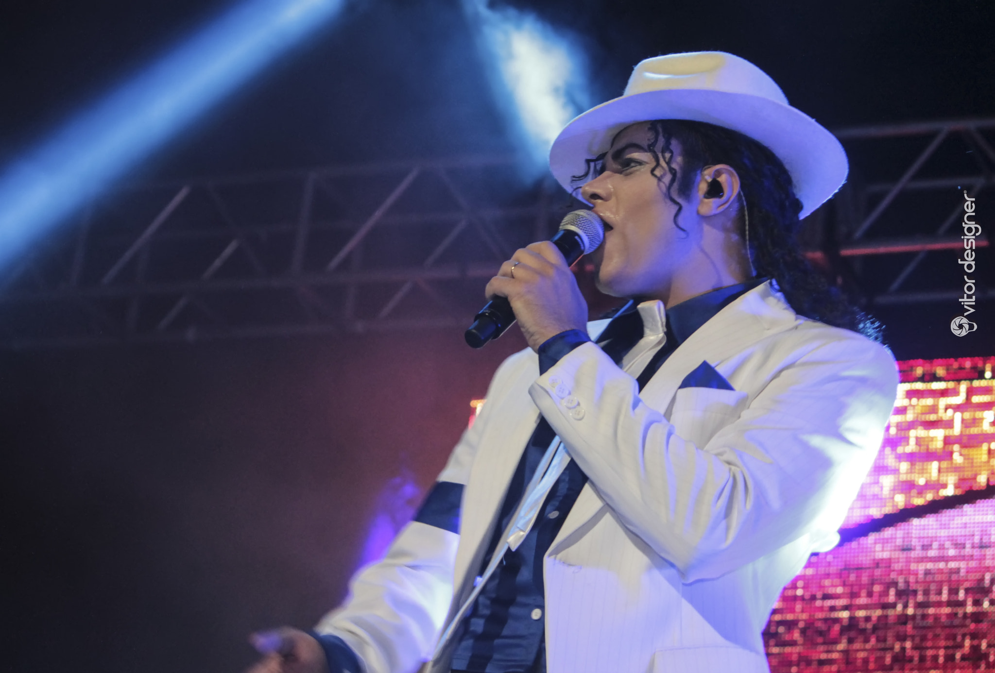 Canon EF-S 55-250mm F4-5.6 IS sample photo. Smooth criminal  photography