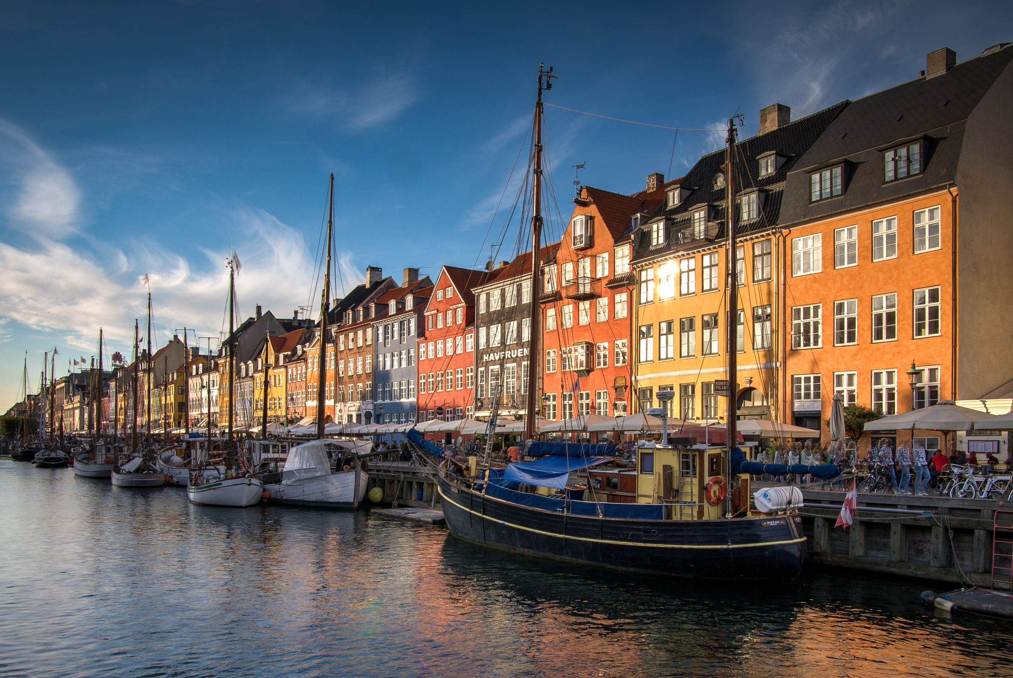 Panasonic Lumix DMC-GX7 + Panasonic Lumix G Vario 7-14mm F4 ASPH sample photo. Nyhavn photography