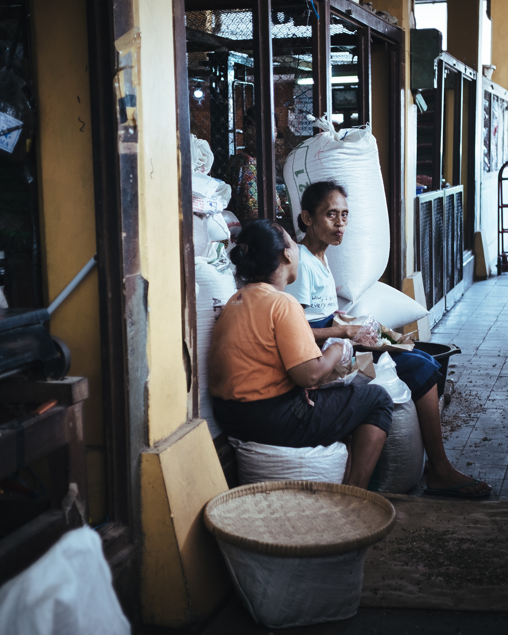 Fujifilm X-T10 + ZEISS Touit 32mm F1.8 sample photo. Traditional market photography