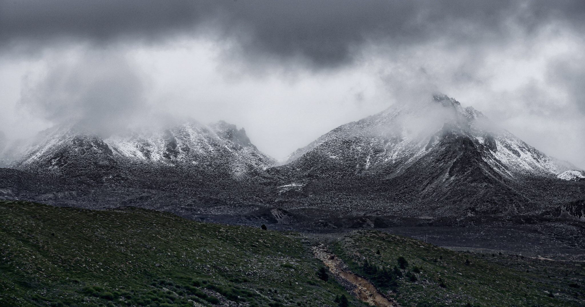 Sony a7R II + Sony FE 24-240mm F3.5-6.3 OSS sample photo. 山峦 photography