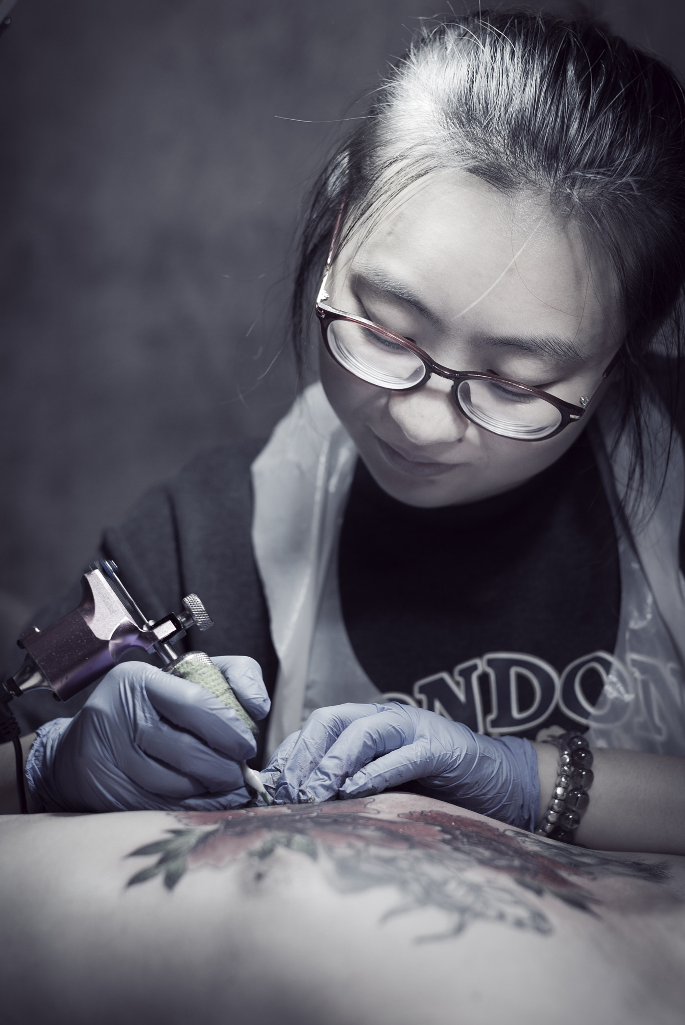 Leica M (Typ 240) + Leica APO-Summicron-M 75mm F2 ASPH sample photo. Tattoo artist（my sister） photography