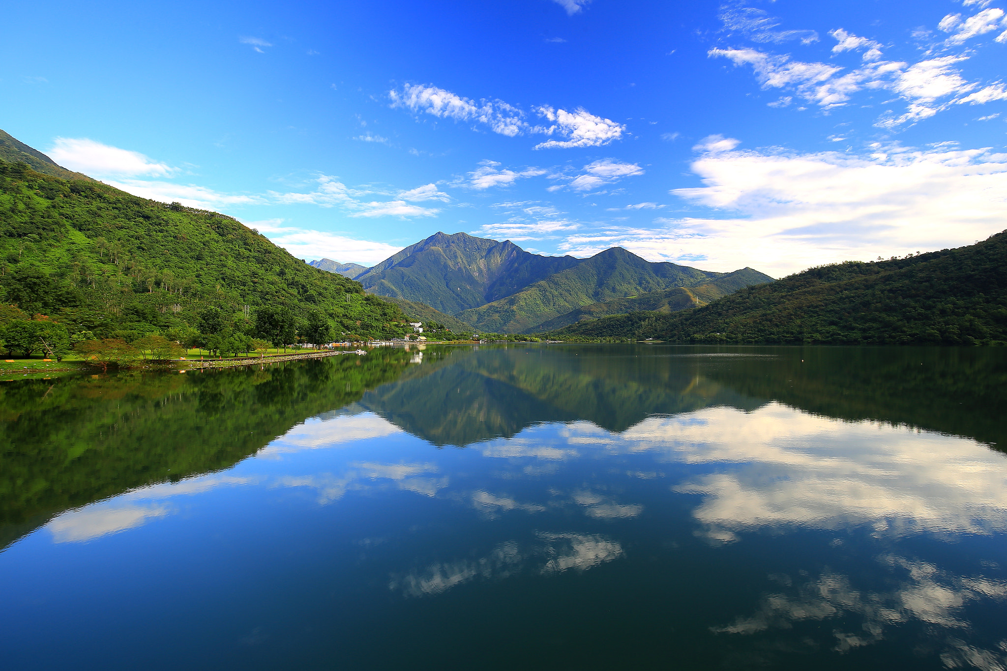 Canon EF 16-35mm F4L IS USM sample photo. Reflected photography