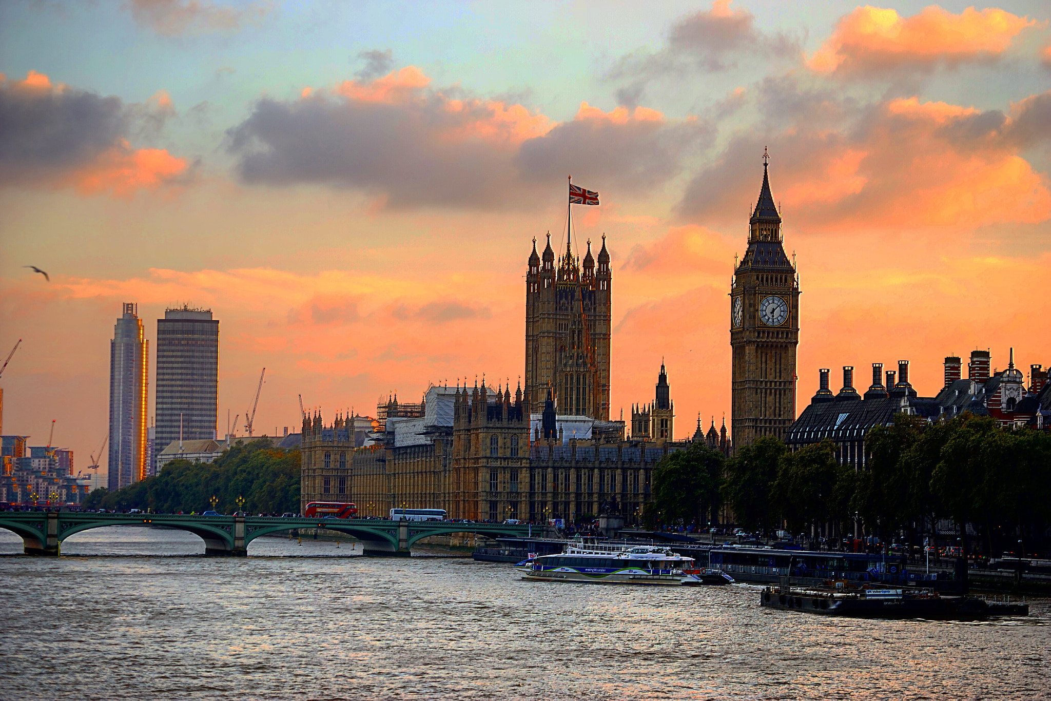 Sony a7 + Sony FE 70-200mm F4 G OSS sample photo. Londra skyline photography