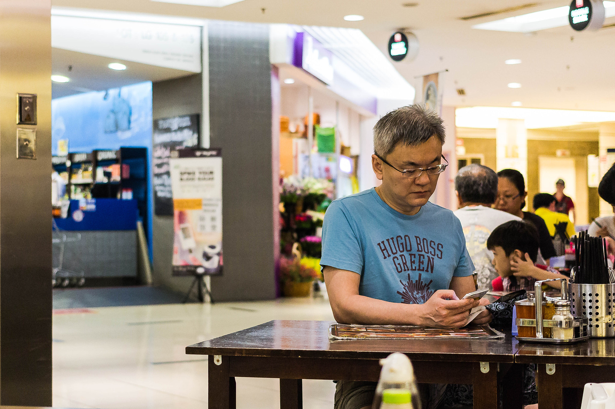 Canon EOS 1200D (EOS Rebel T5 / EOS Kiss X70 / EOS Hi) + Canon EF 40mm F2.8 STM sample photo. Man with phone photography